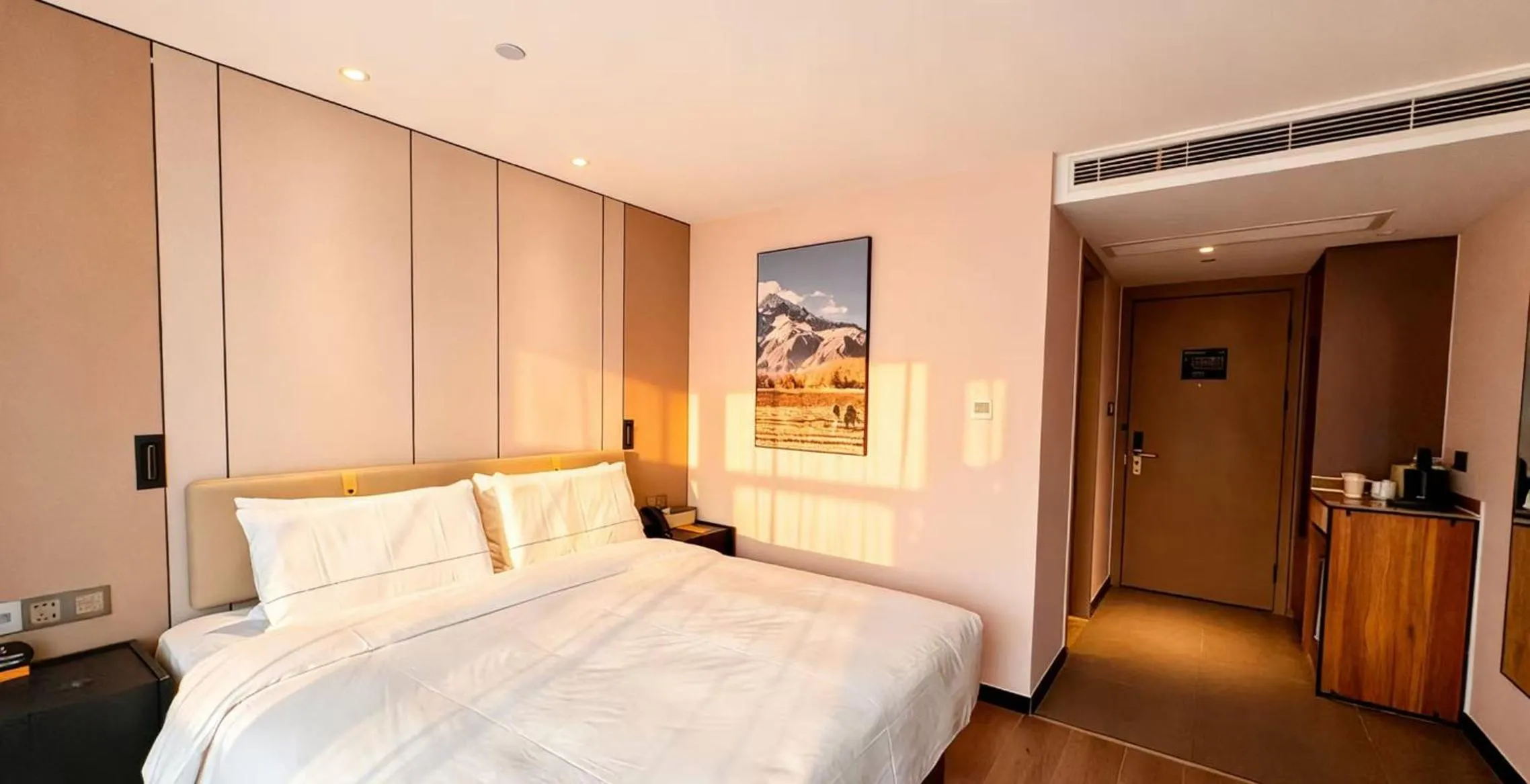 Bed in Atour X Hotel Hangzhou West Lake Hubin Yan'an Road