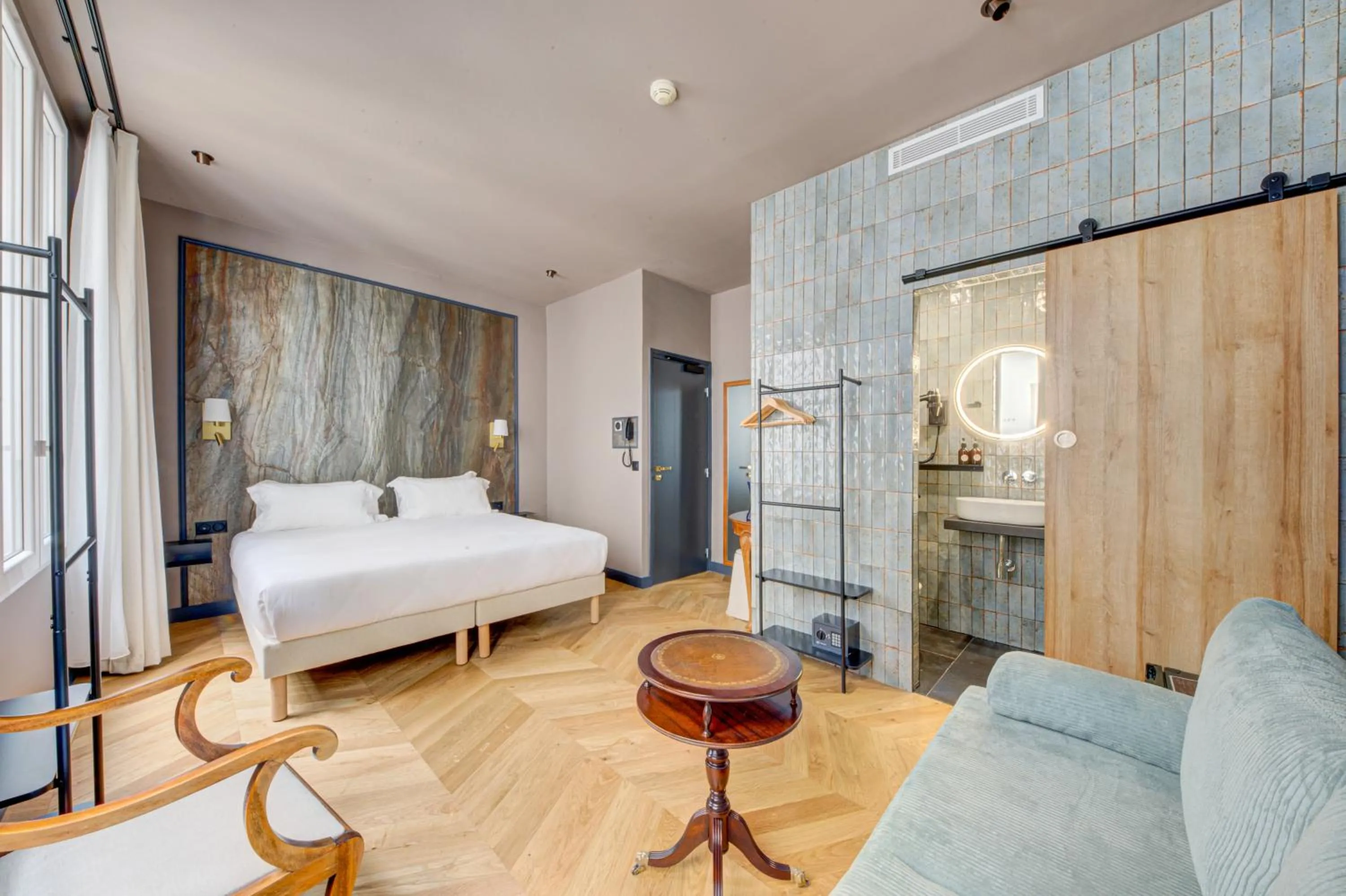 Bedroom, Bed in Hôtel Maât Batignolles