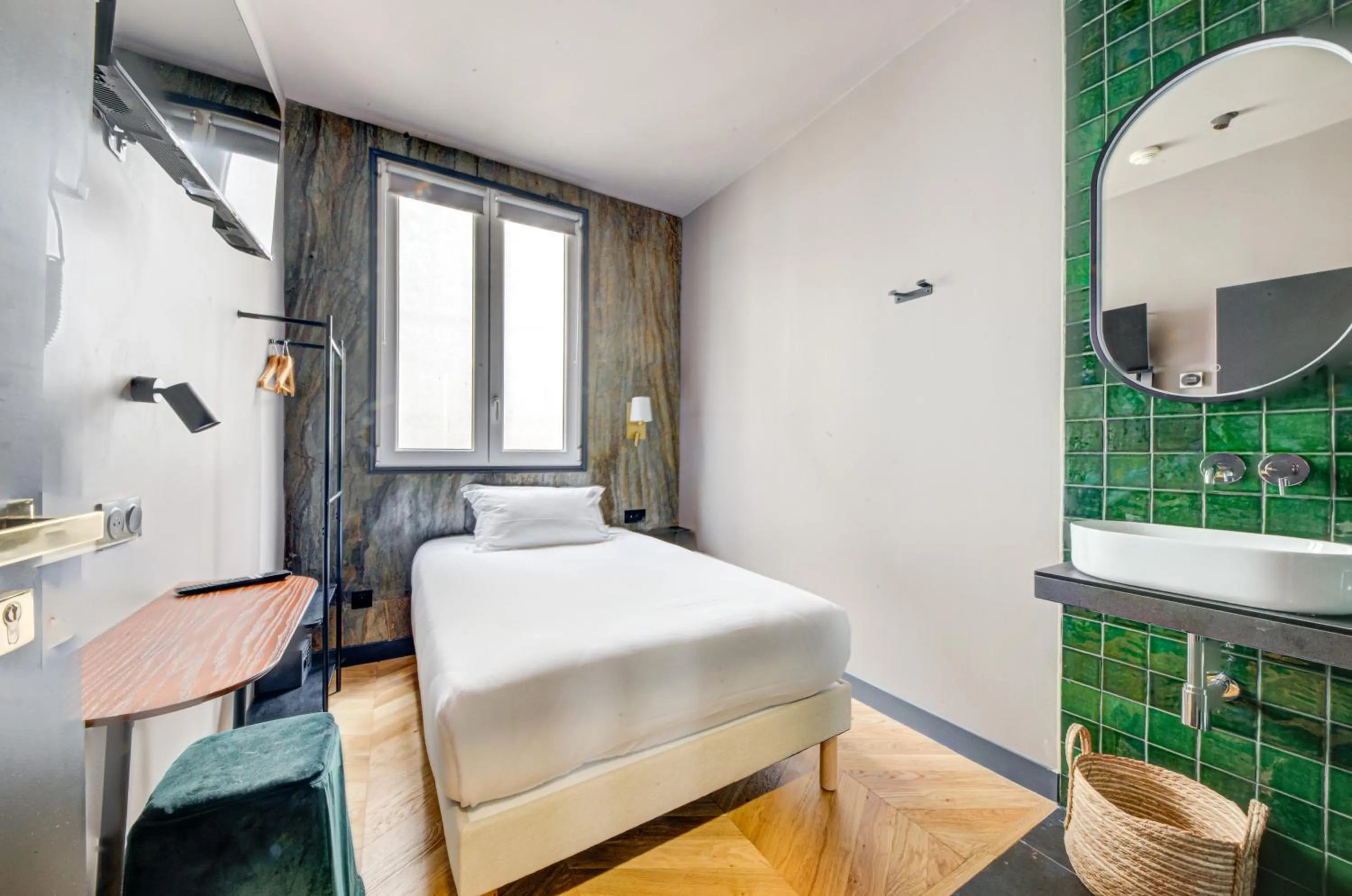 Bedroom, Bed in Hôtel Maât Batignolles
