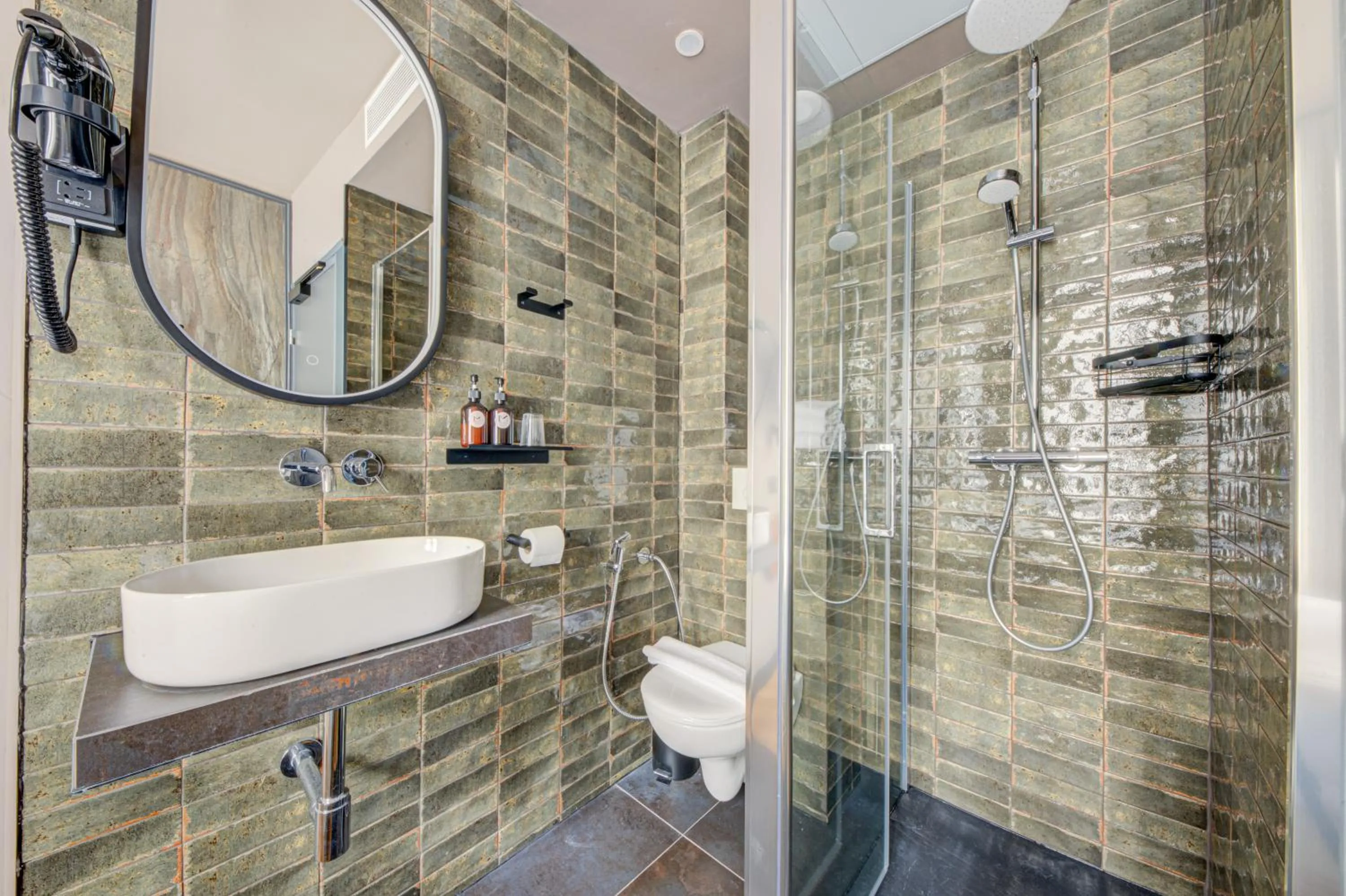 Bathroom in Hôtel Maât Batignolles