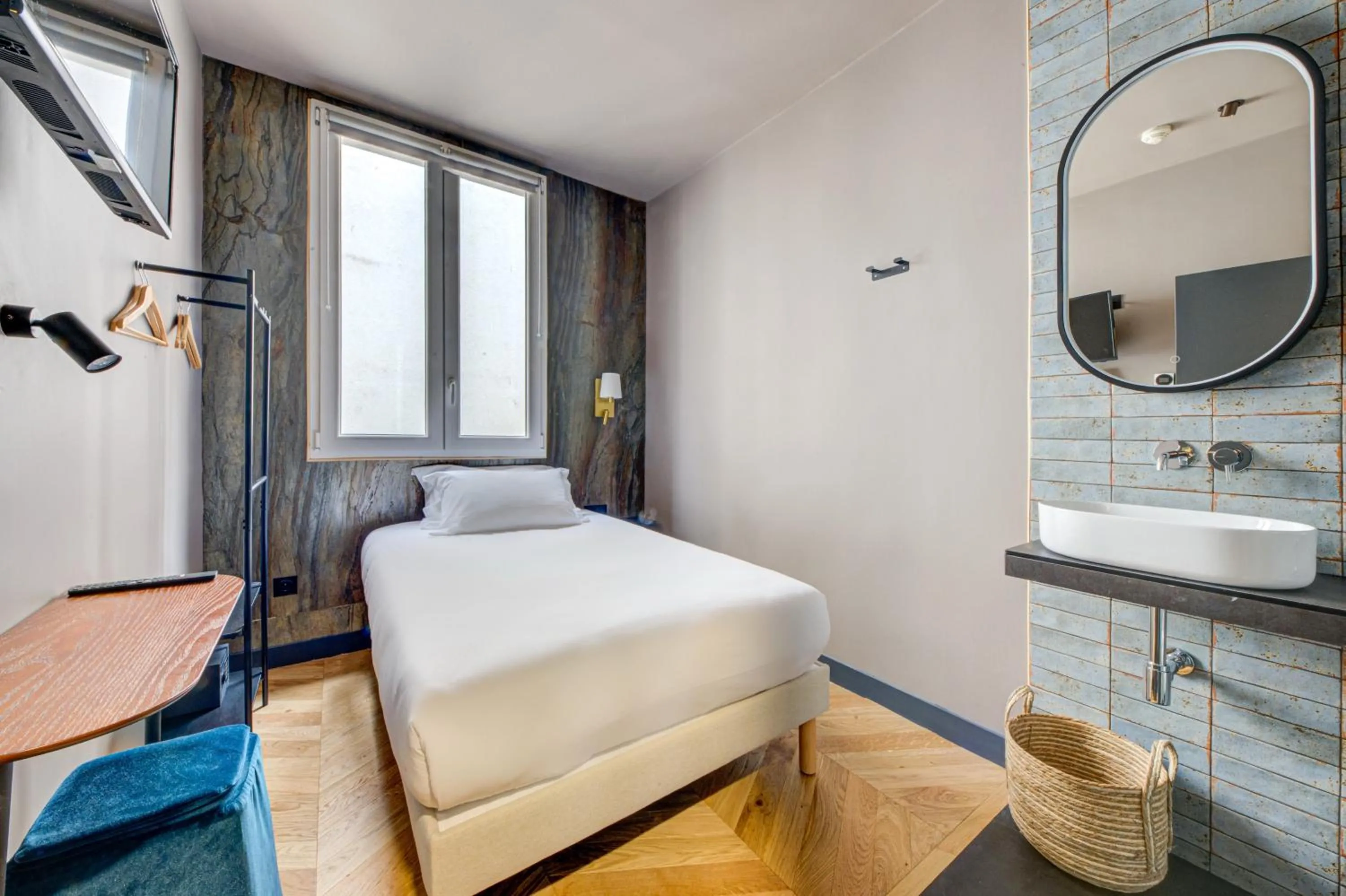 Bed in Hôtel Maât Batignolles