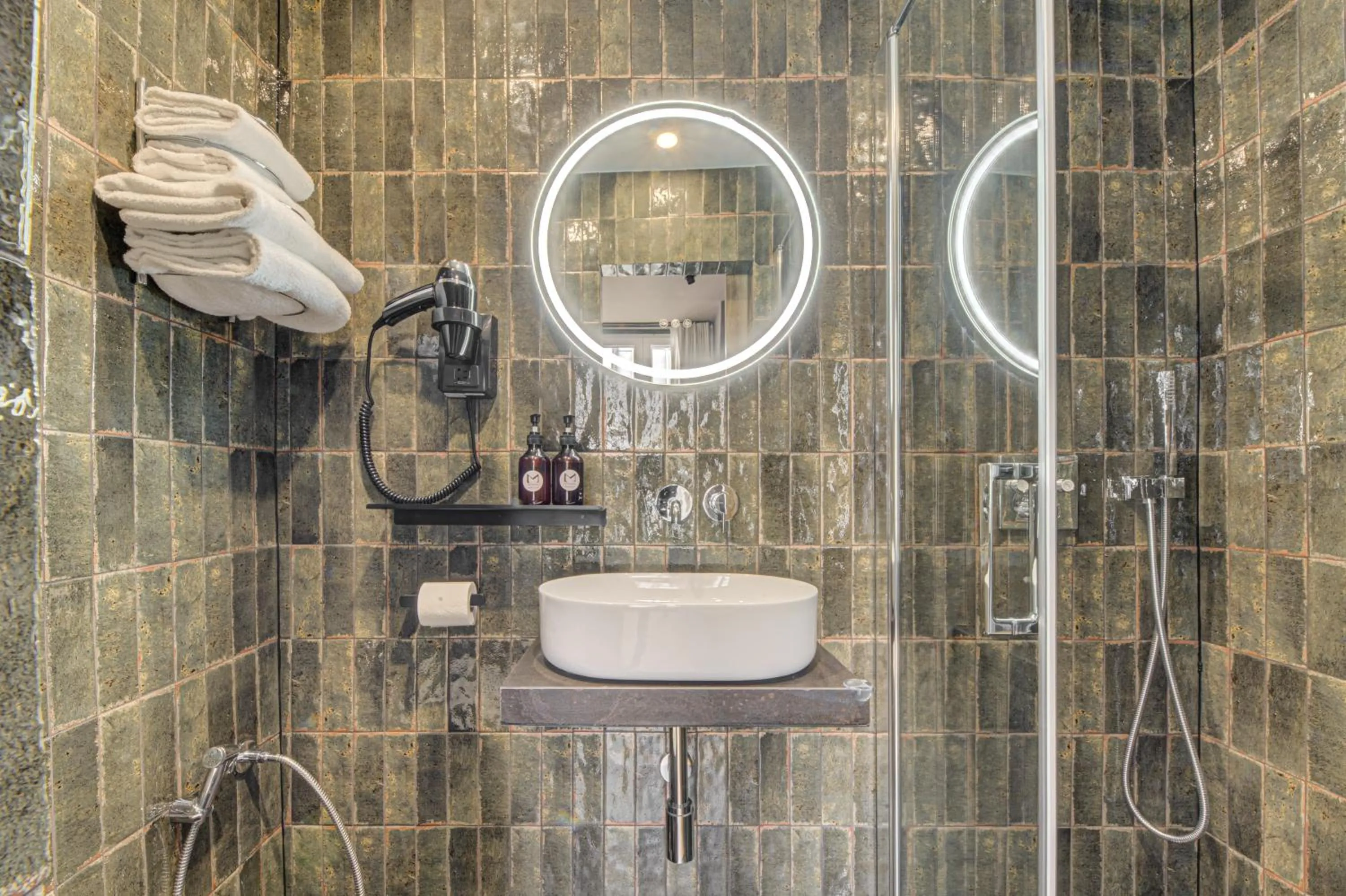 Bathroom in Hôtel Maât Batignolles