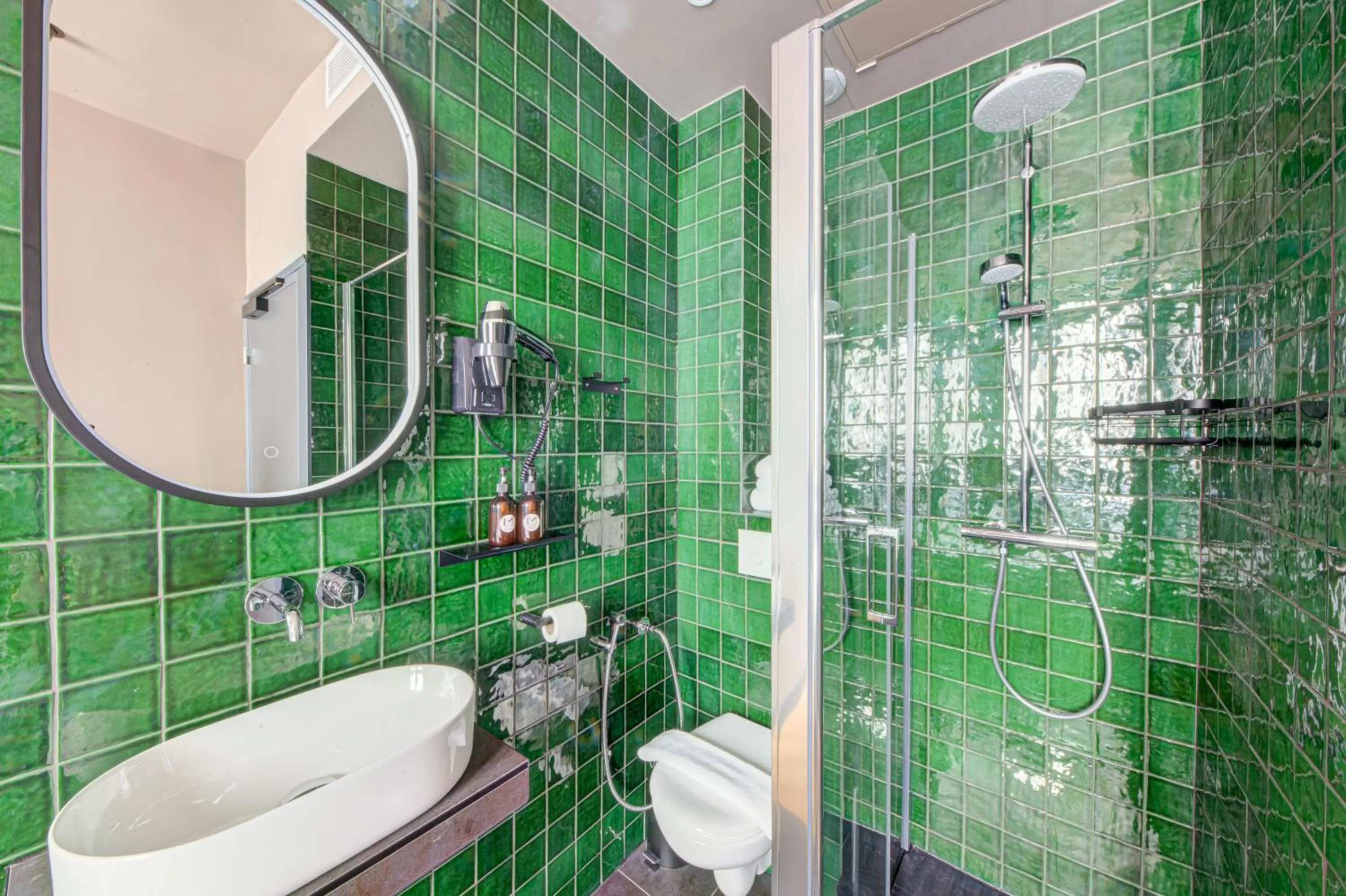 Bathroom in Hôtel Maât Batignolles