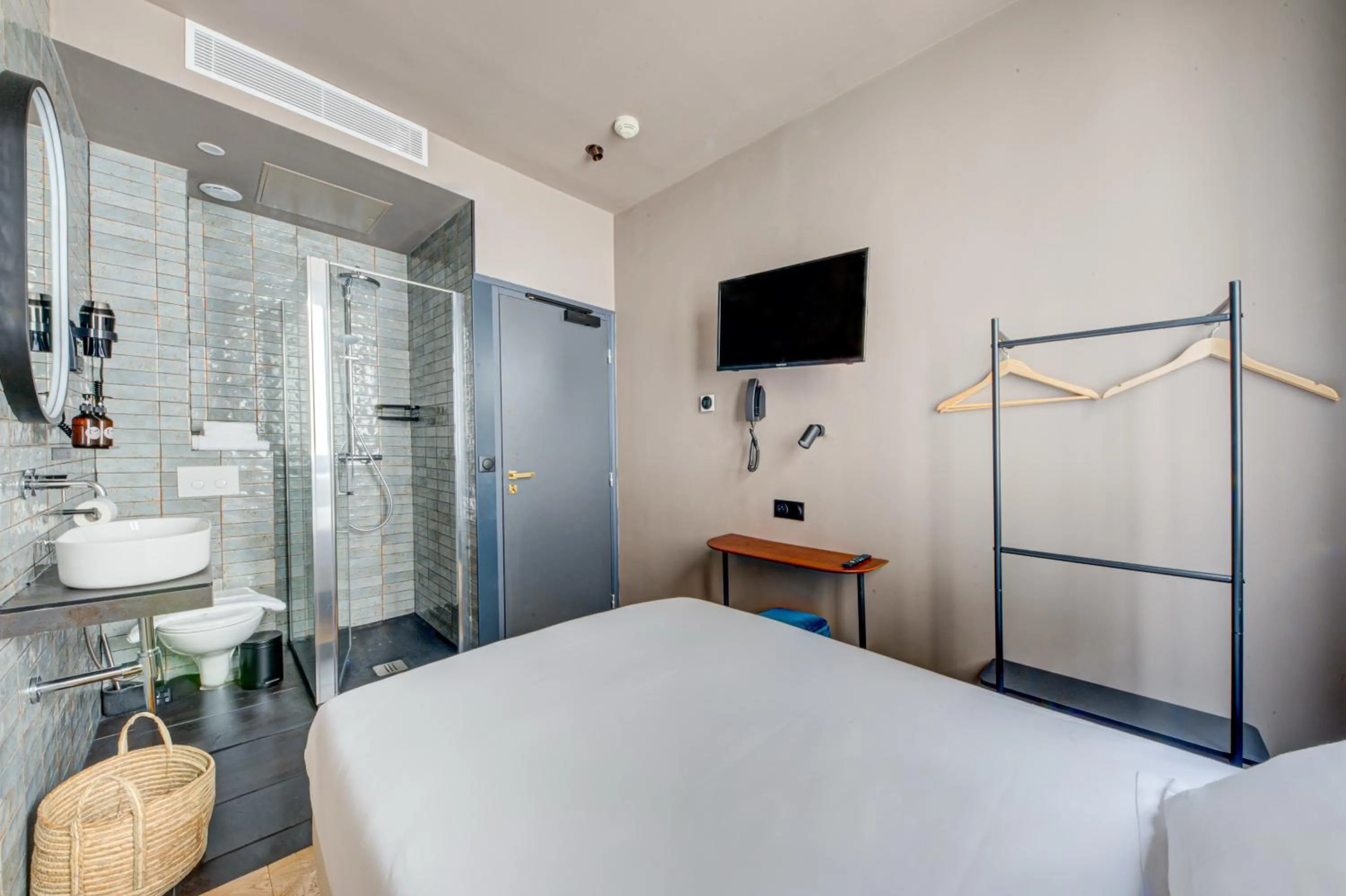 Bathroom, Bed in Hôtel Maât Batignolles