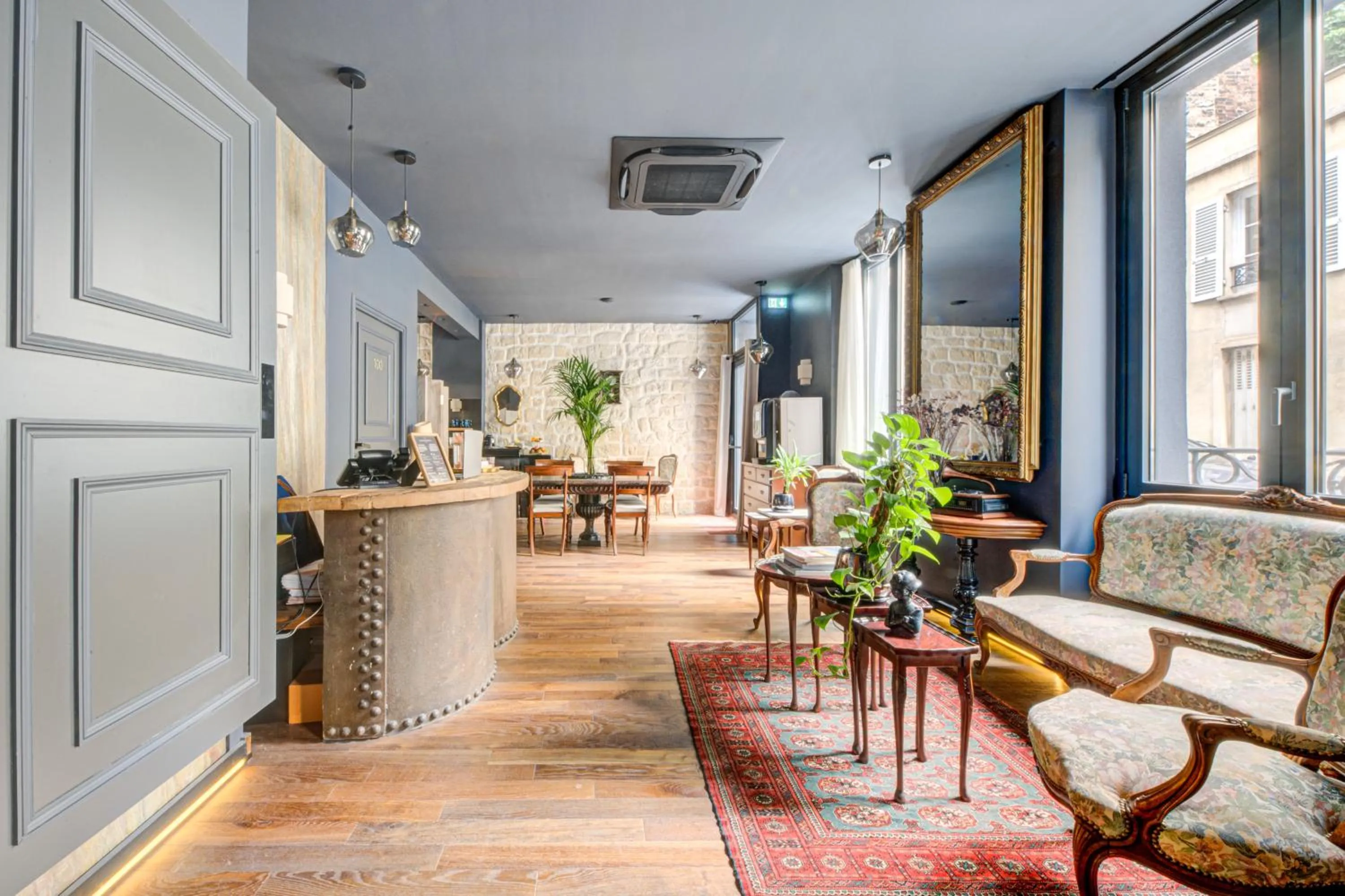 Lobby or reception in Hôtel Maât Batignolles