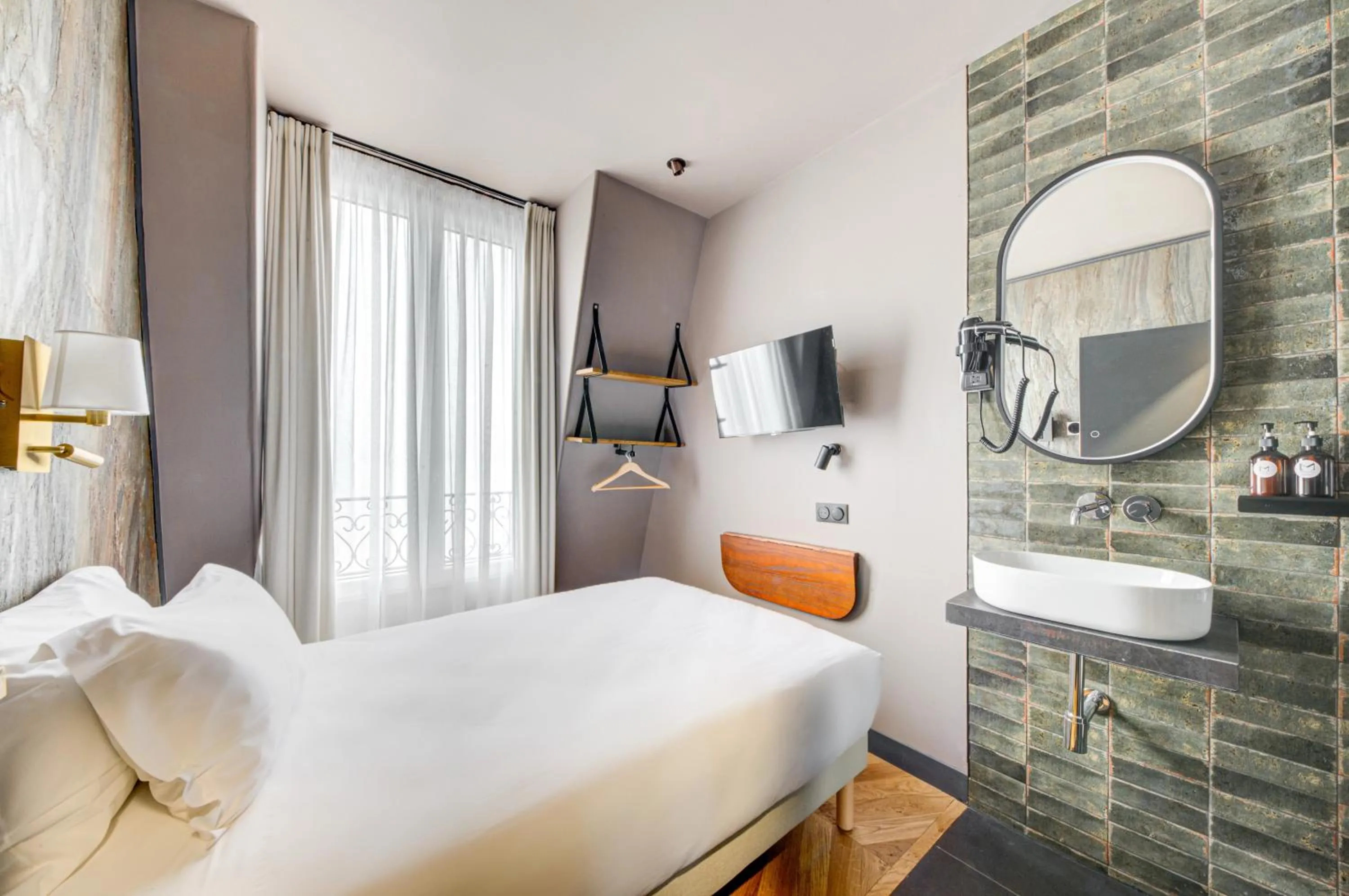 Bathroom, Bed in Hôtel Maât Batignolles