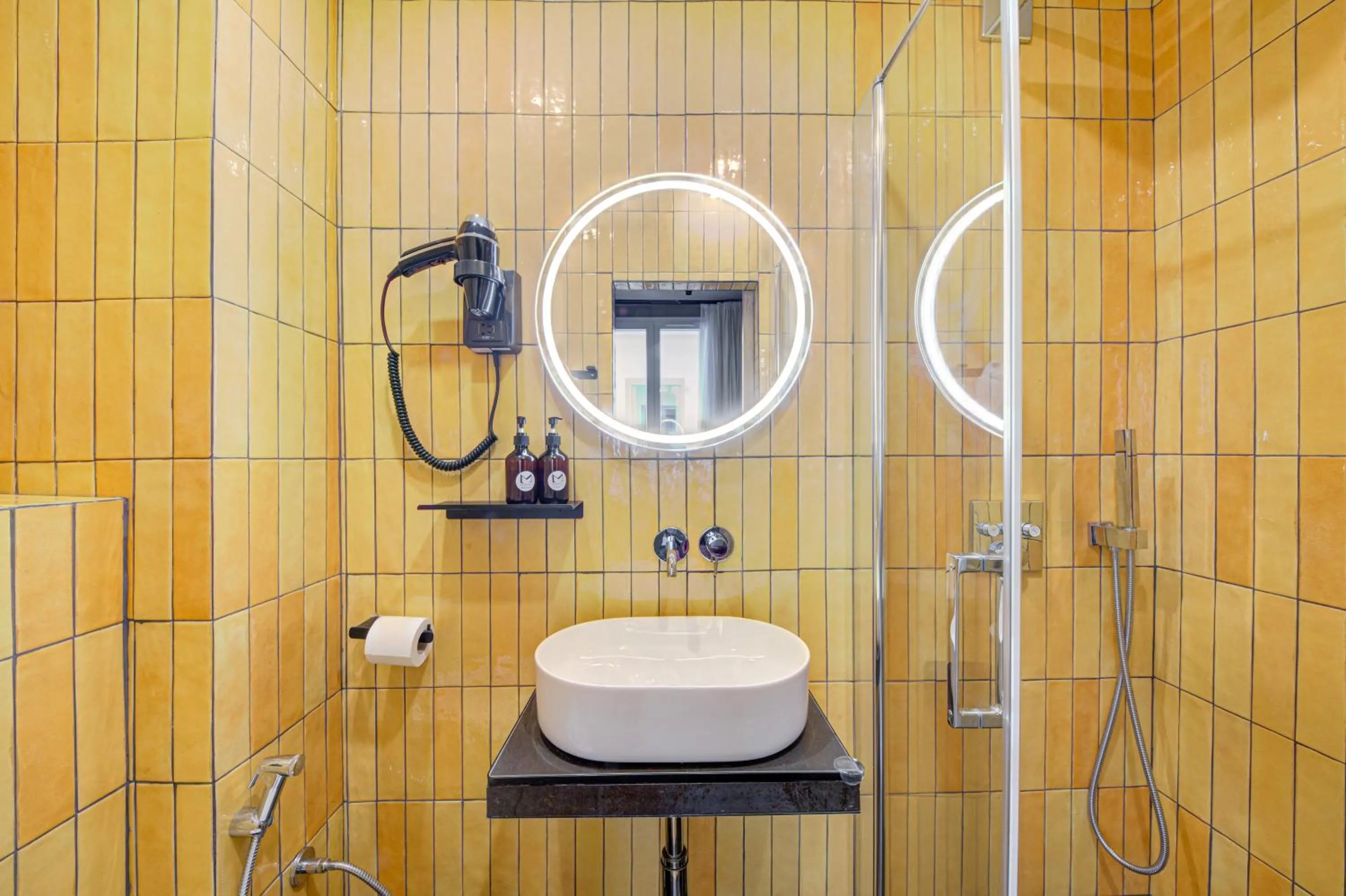 Bathroom in Hôtel Maât Batignolles