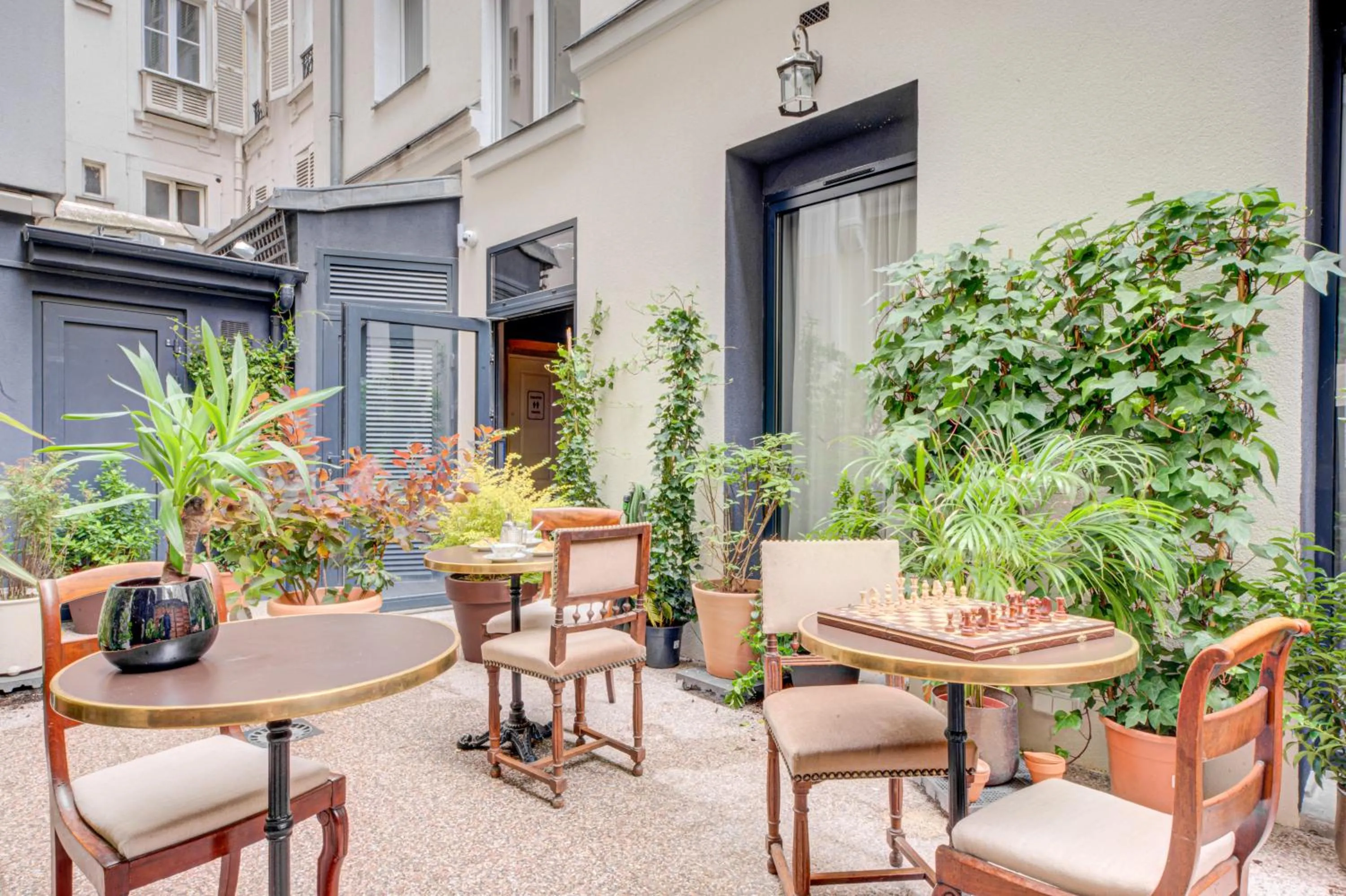 Patio in Hôtel Maât Batignolles