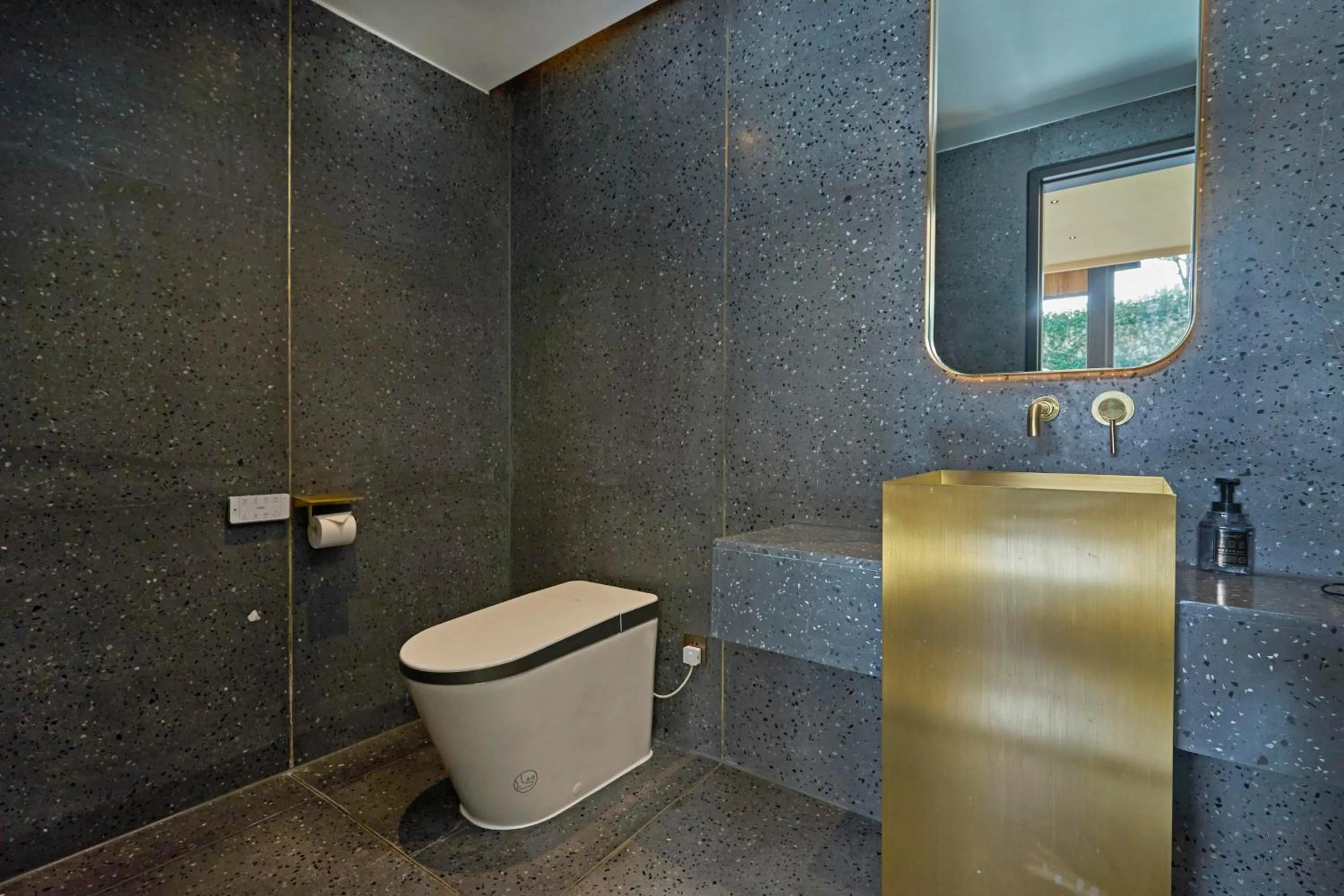 Toilet in Anji ke gamer wild luxury Resort villa