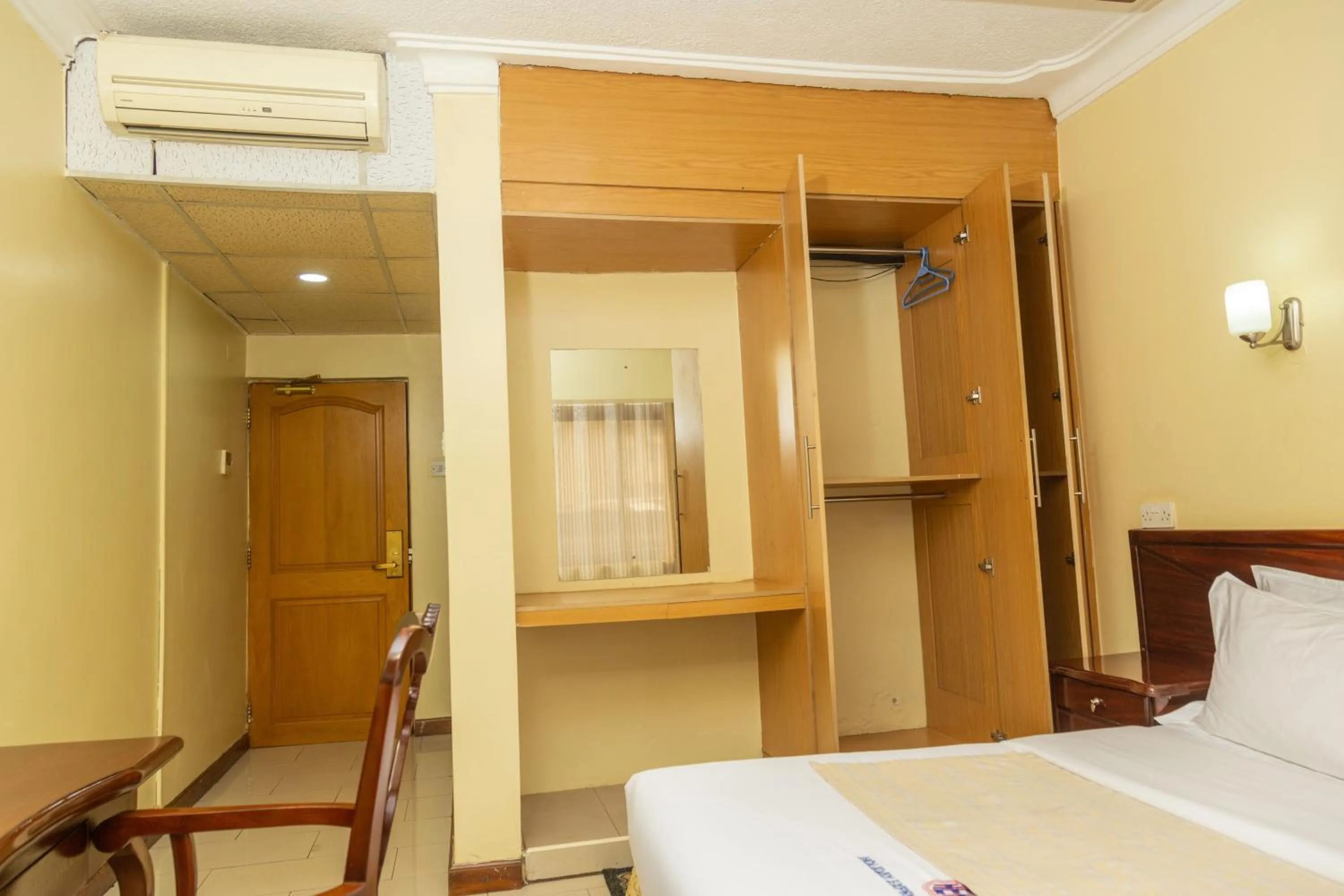 Bed in Holiday Express Hotel Kampala