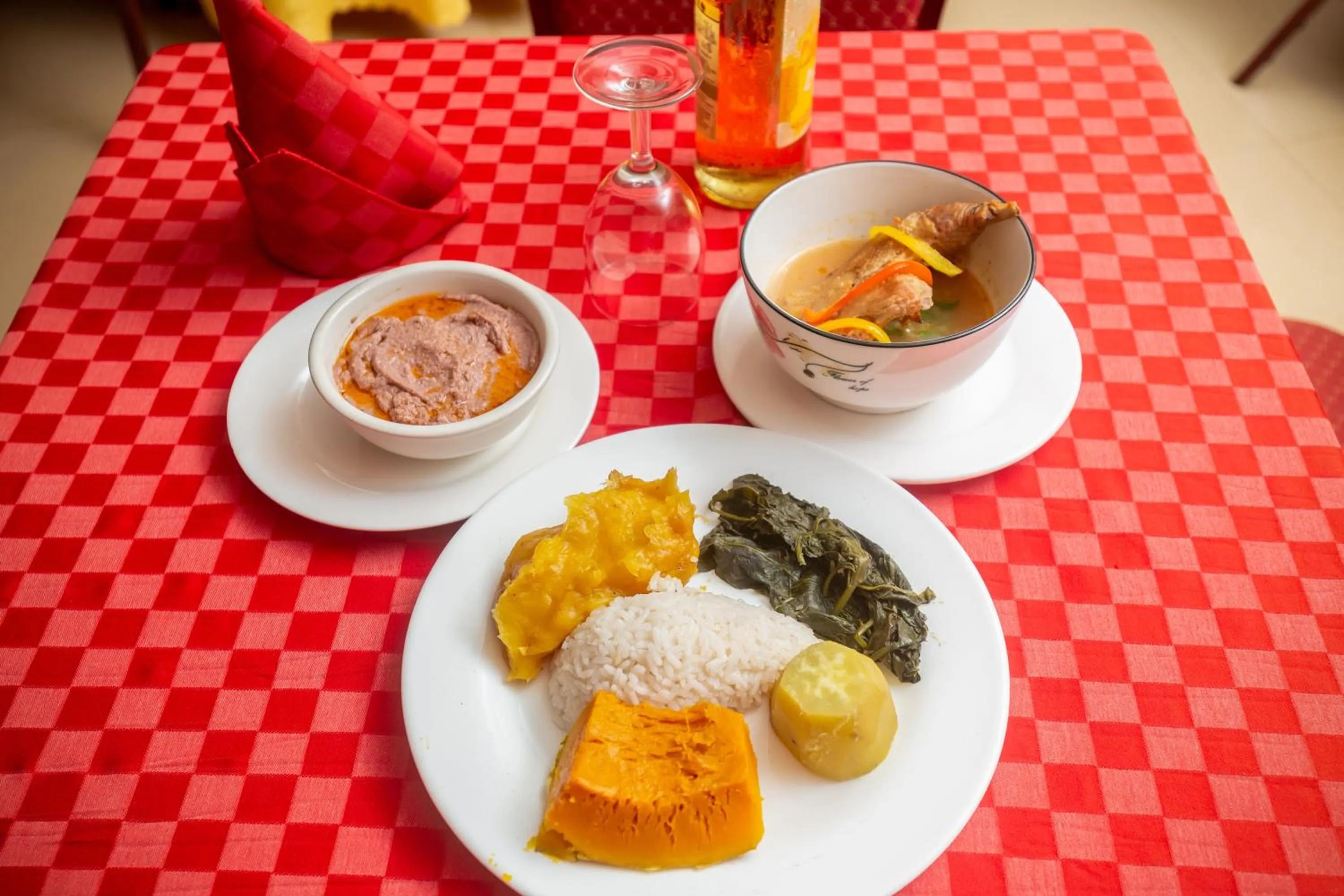 Restaurant/places to eat in Holiday Express Hotel Kampala