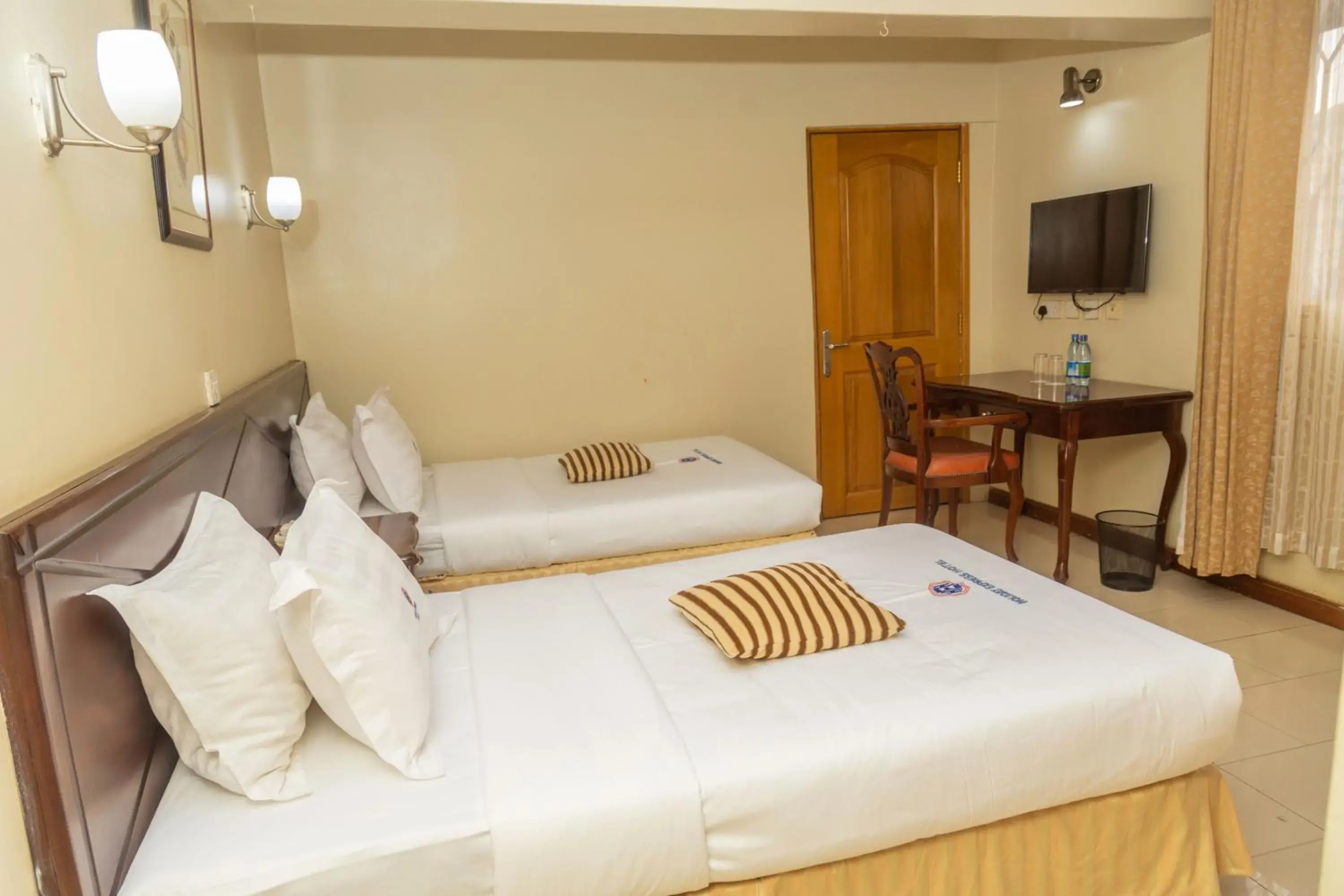 TV and multimedia, Bed in Holiday Express Hotel Kampala TV and multimedia, Bed in Holiday Express Hotel Kampala