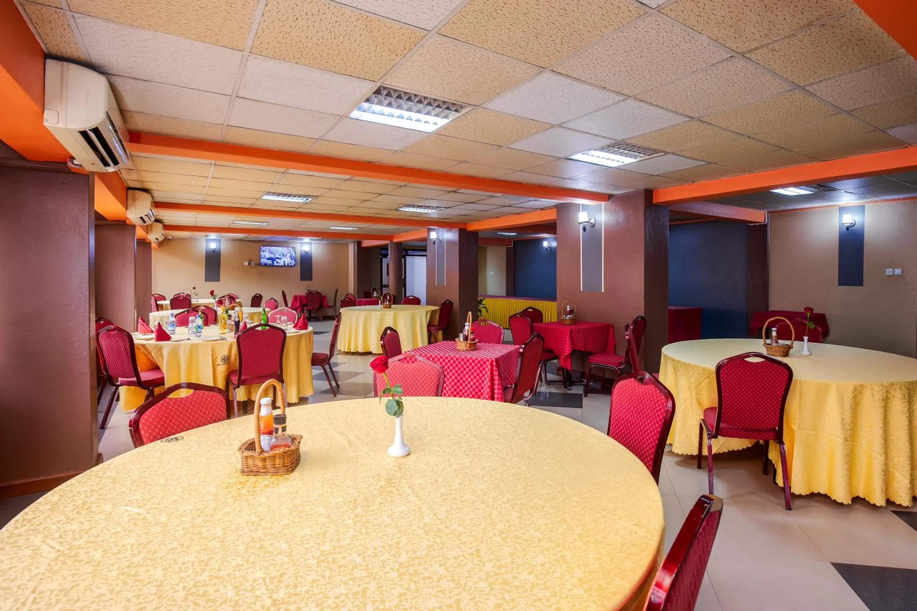 Restaurant/places to eat in Holiday Express Hotel Kampala