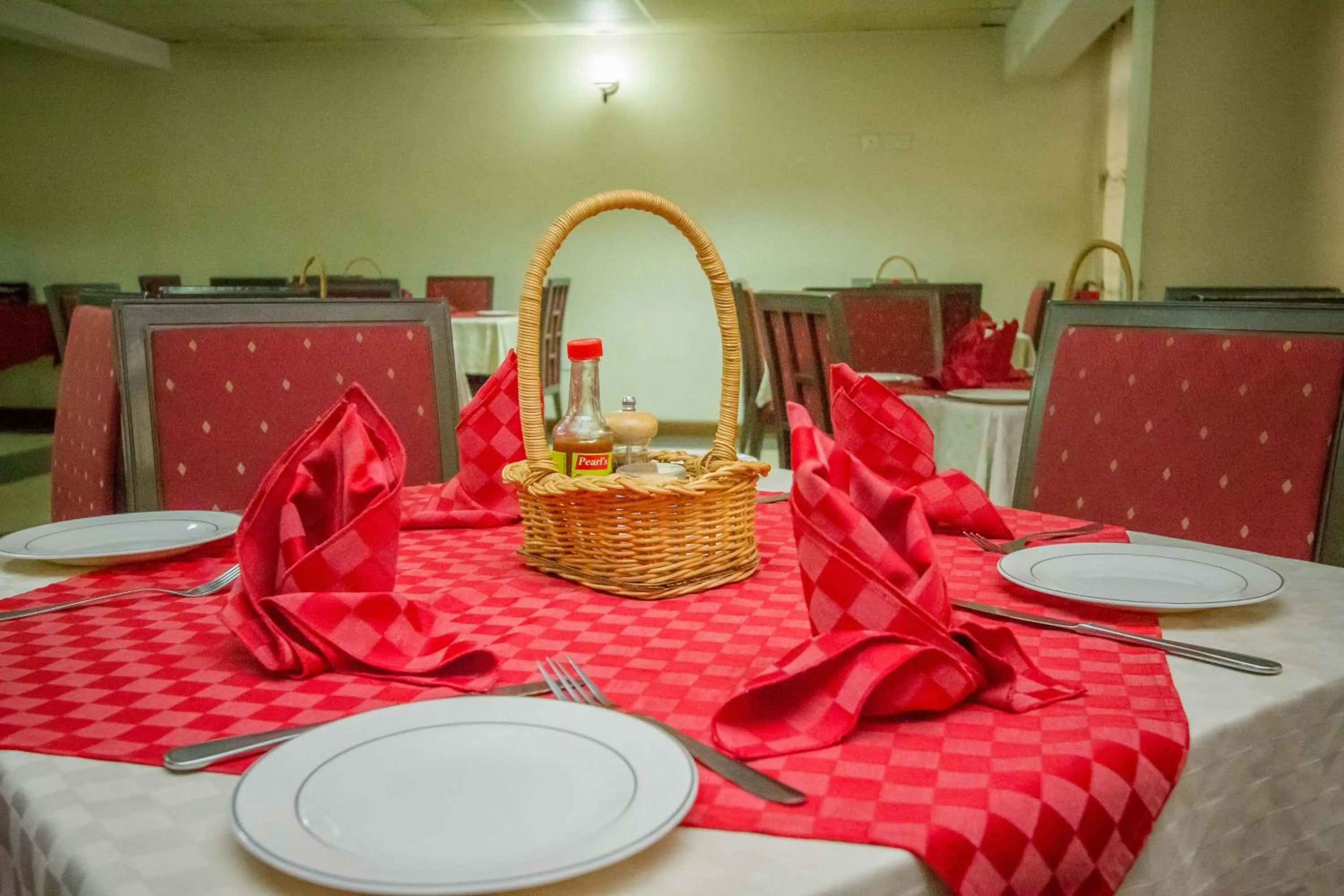 Restaurant/places to eat in Holiday Express Hotel Kampala