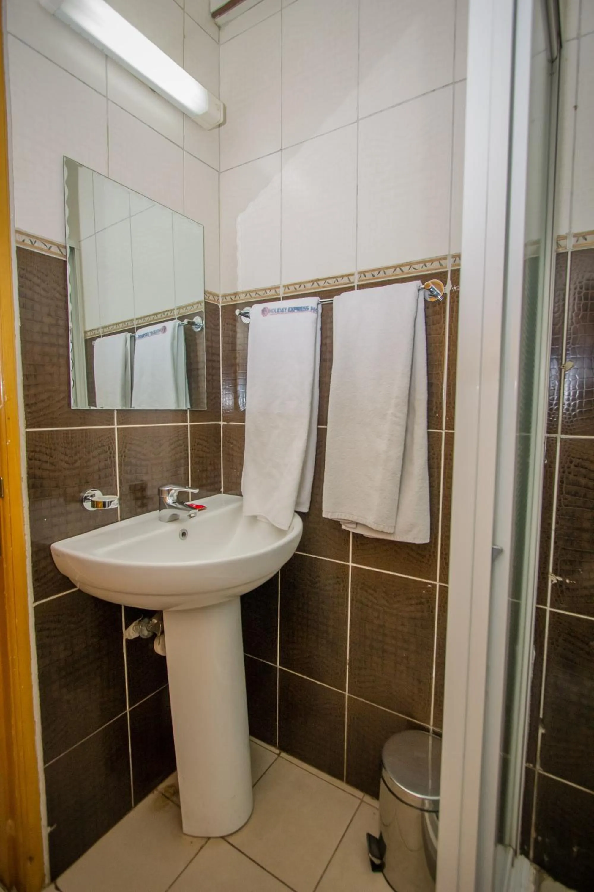 Bathroom in Holiday Express Hotel Kampala