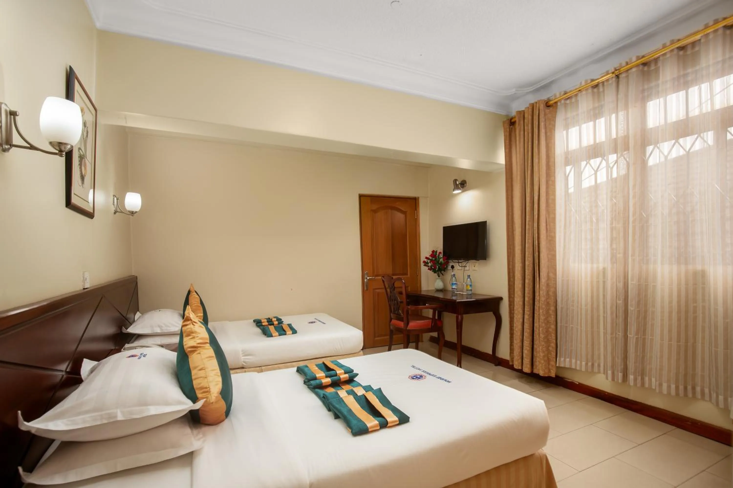 TV and multimedia, Bed in Holiday Express Hotel Kampala