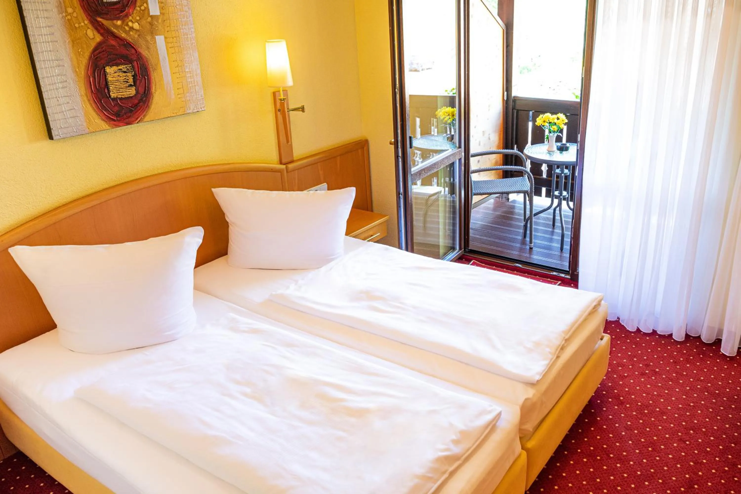 Balcony/Terrace, Bed in Hotel Elbpromenade