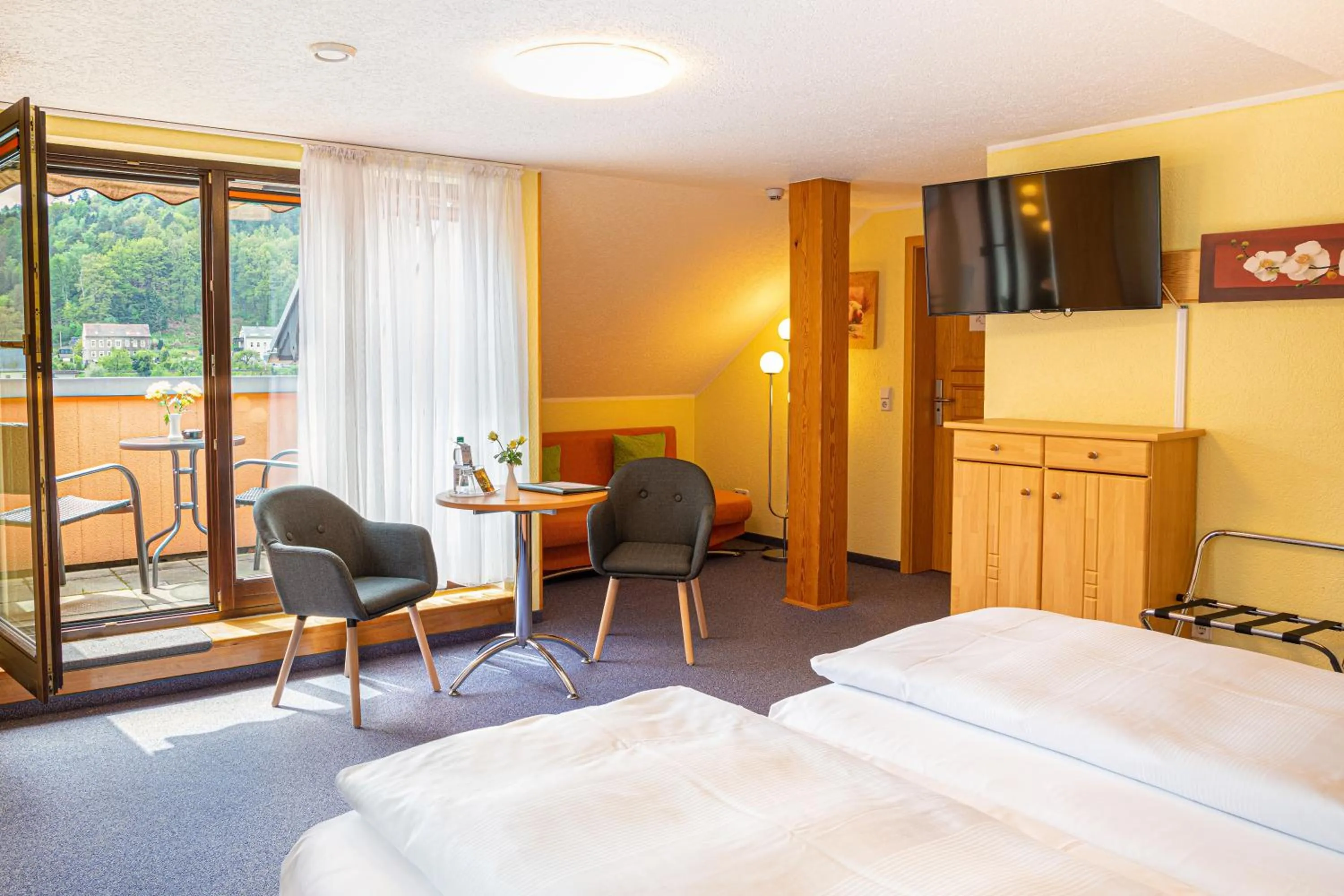 Bedroom, Bed in Hotel Elbpromenade