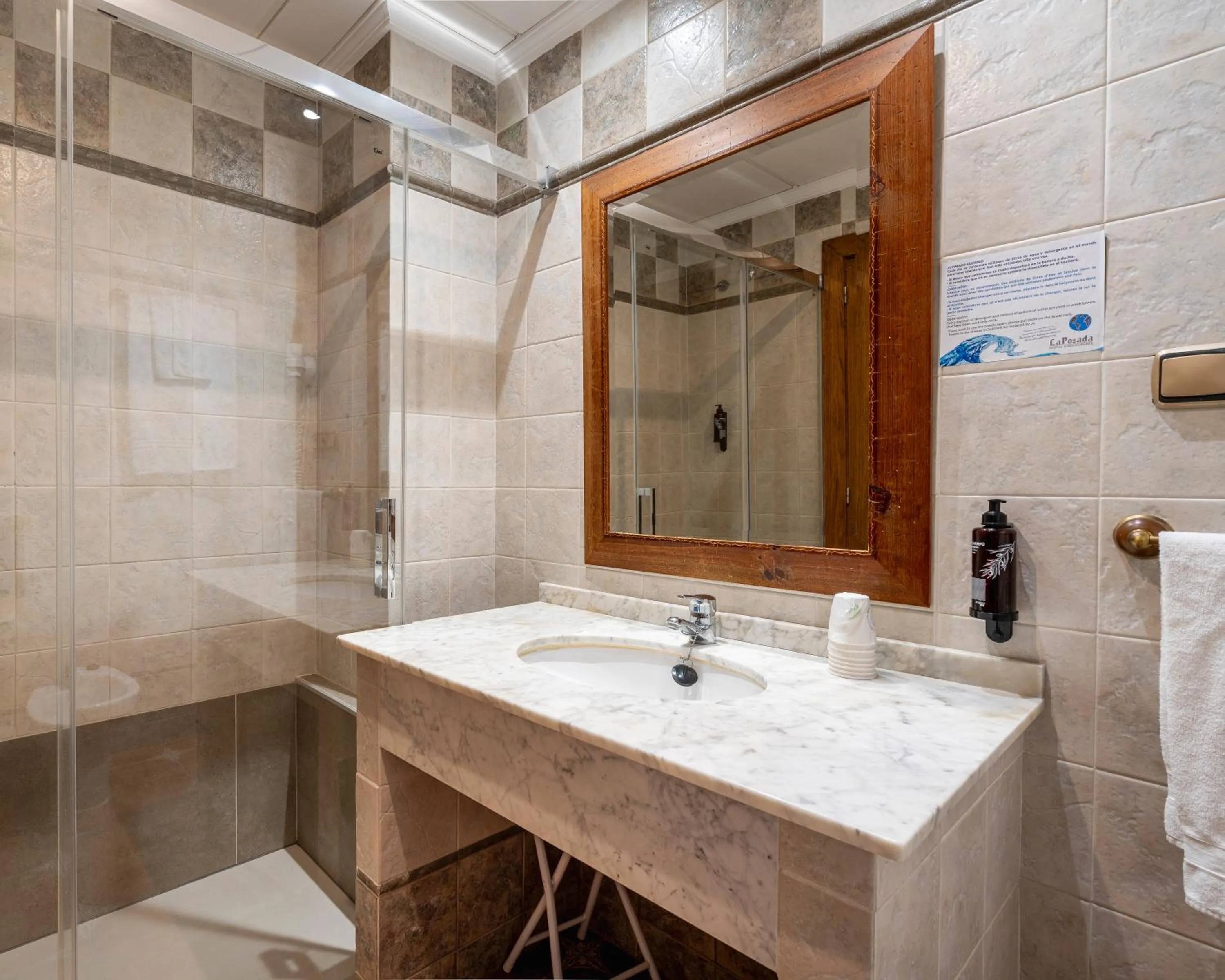 Shower in Hostal La Posada