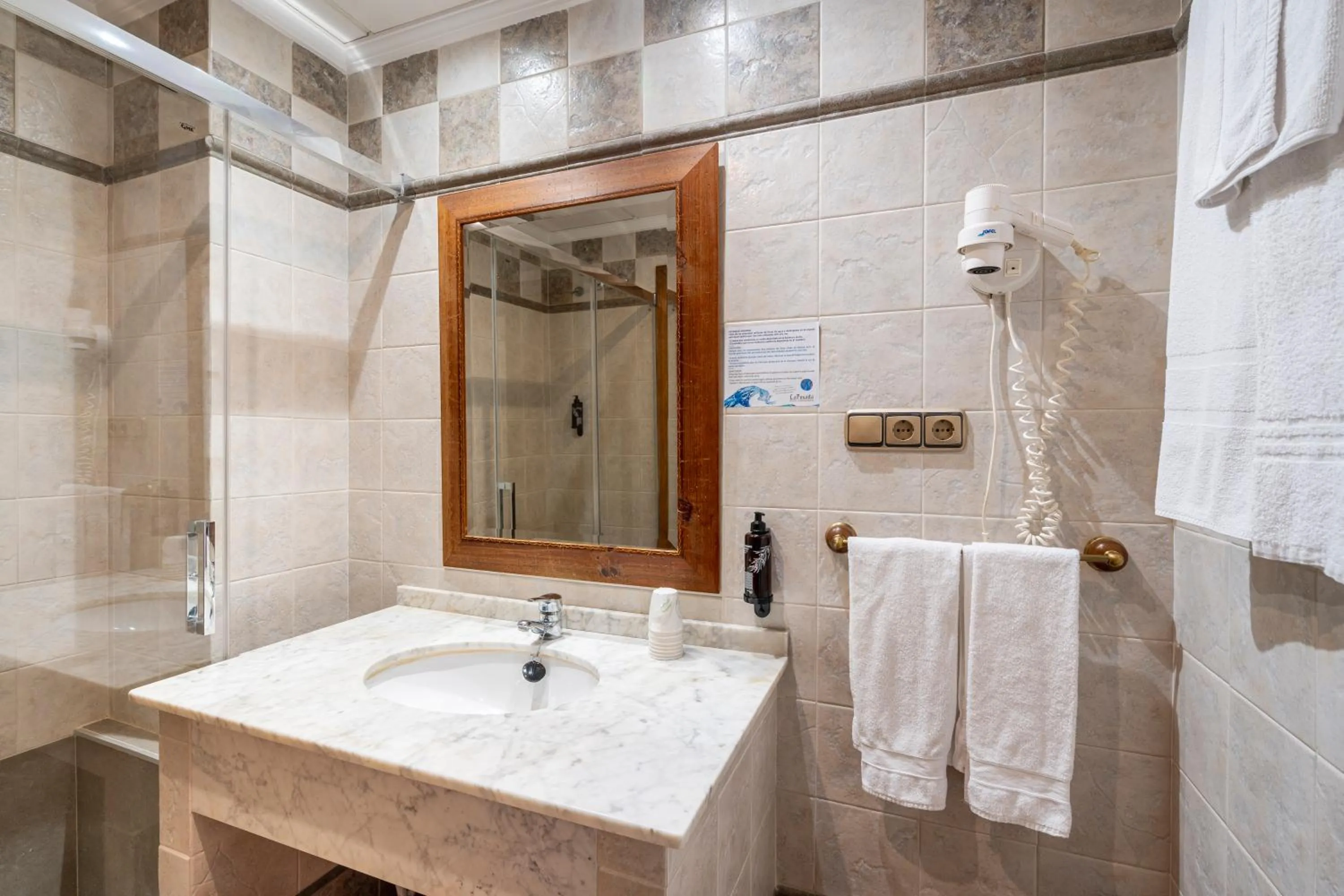 Shower in Hostal La Posada