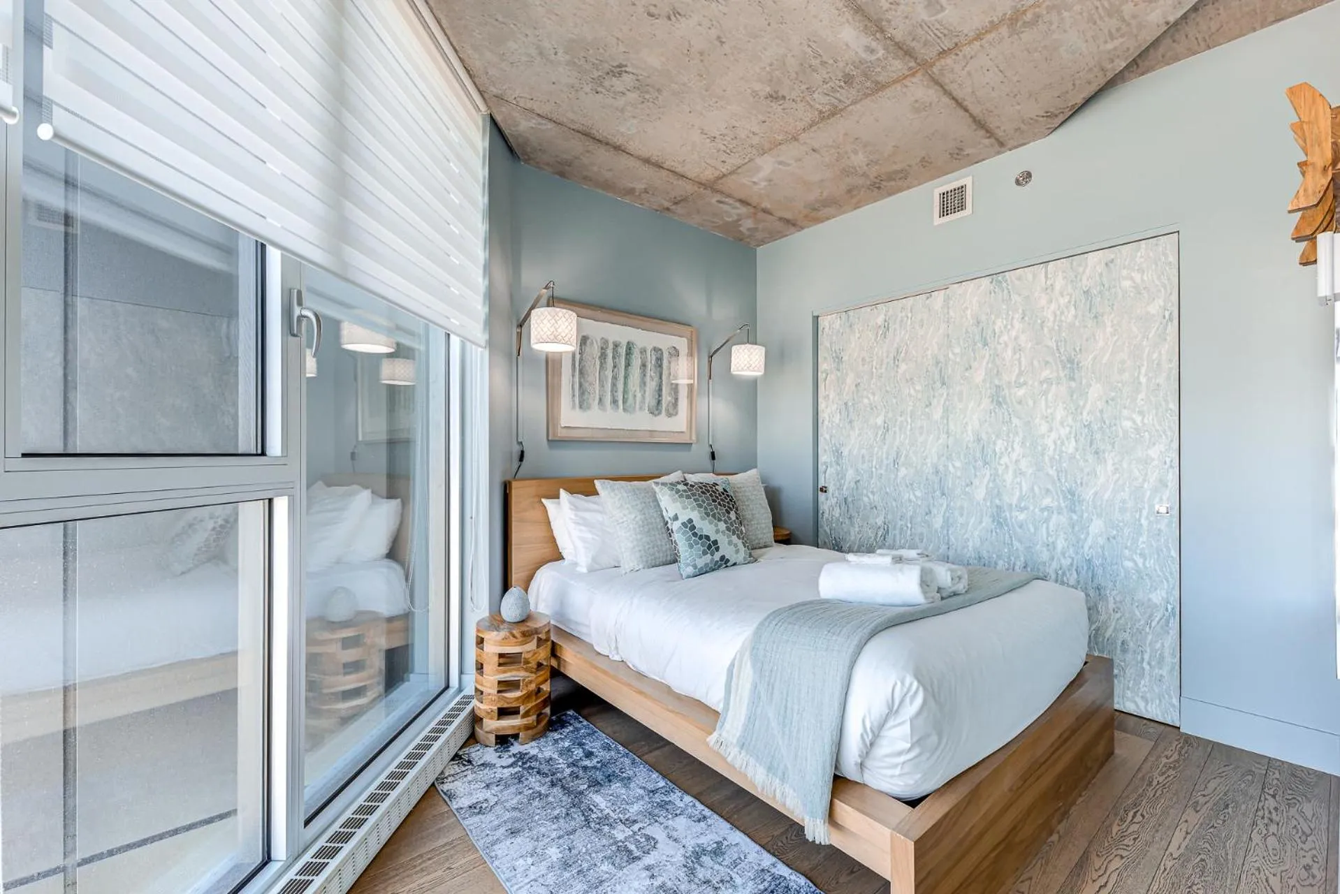 Bed in Les Immeubles Charlevoix - Le 760-412