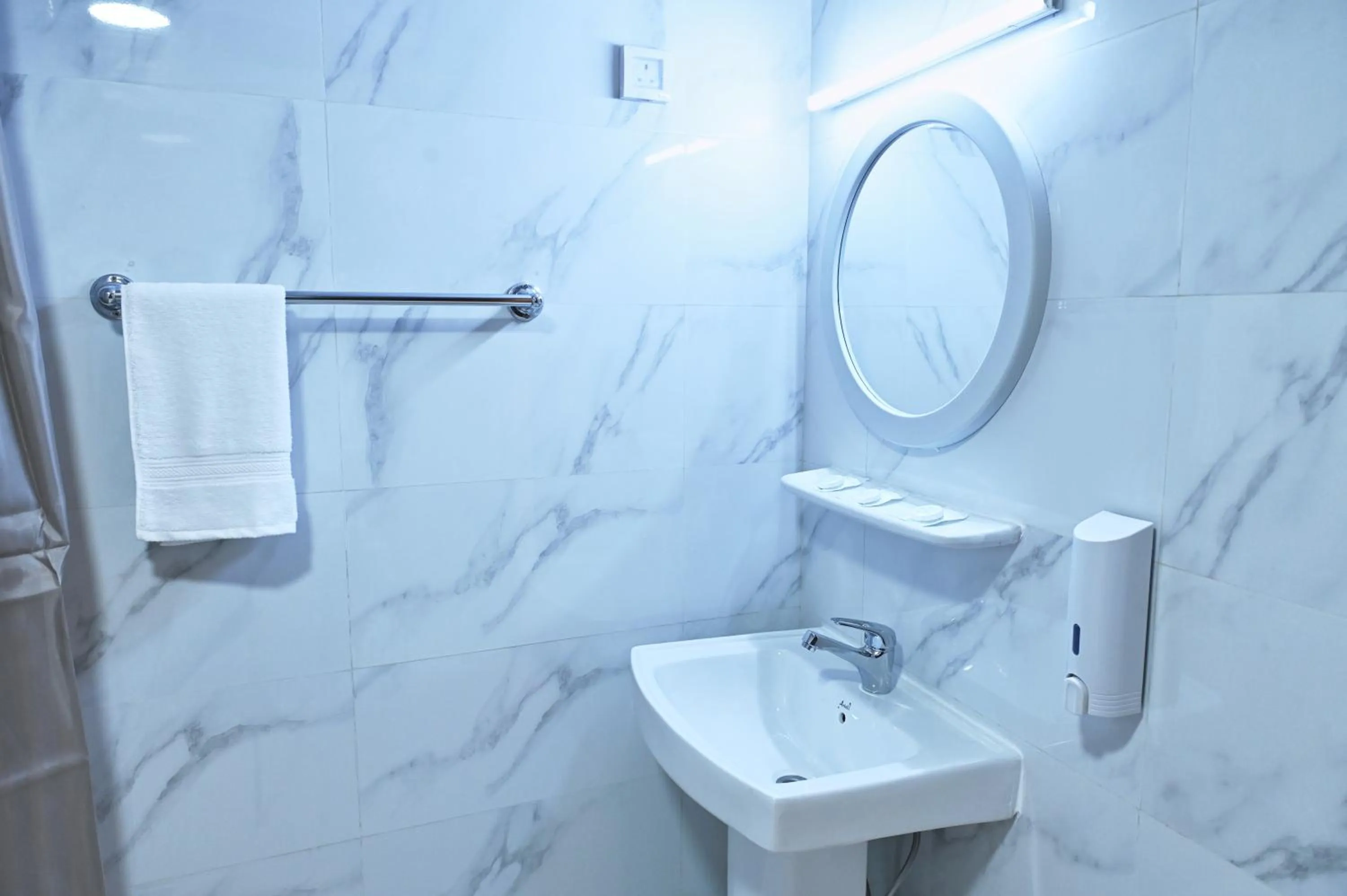 Shower in Tanha Palace Hotel