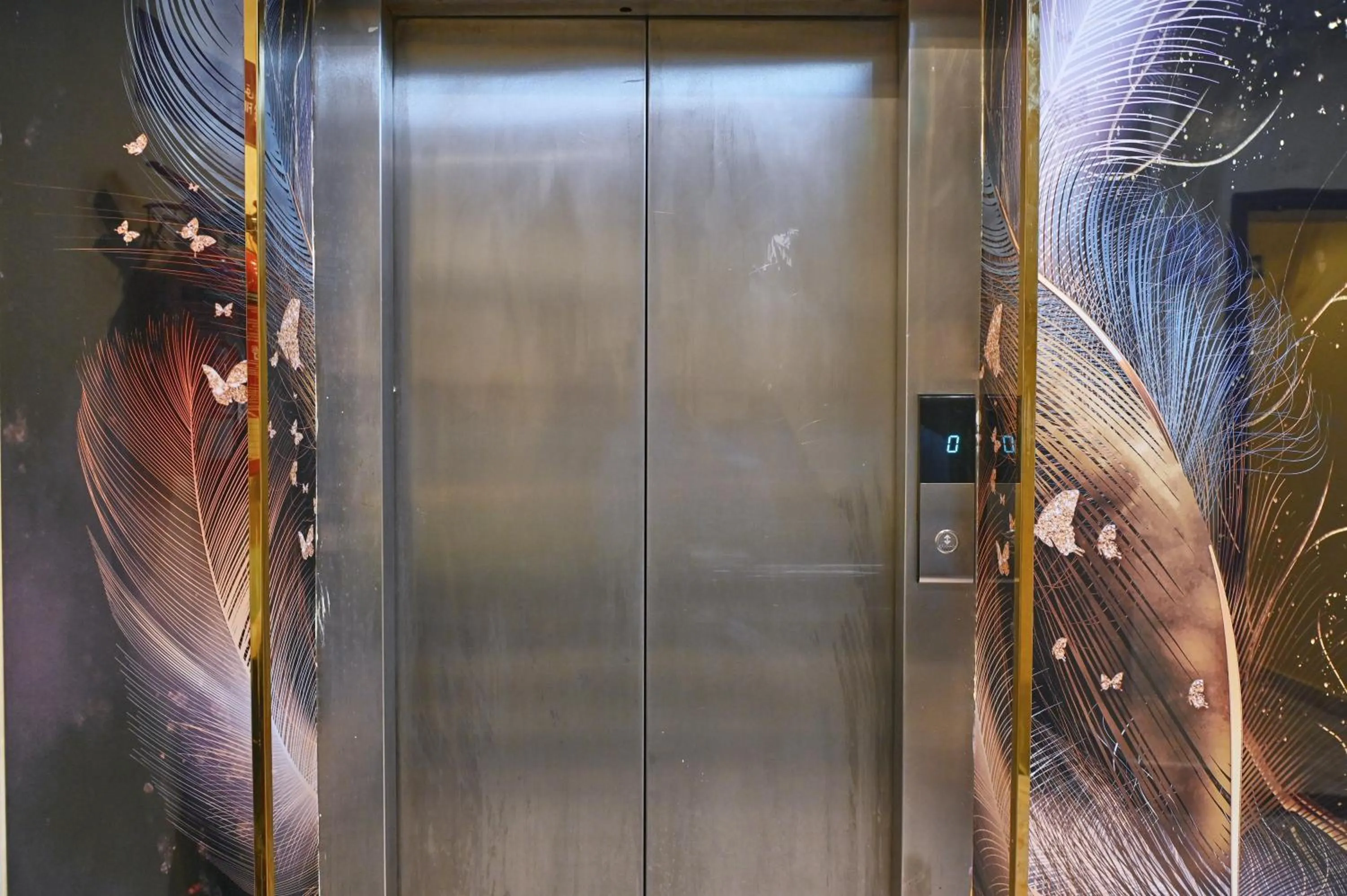 elevator in Tanha Palace Hotel