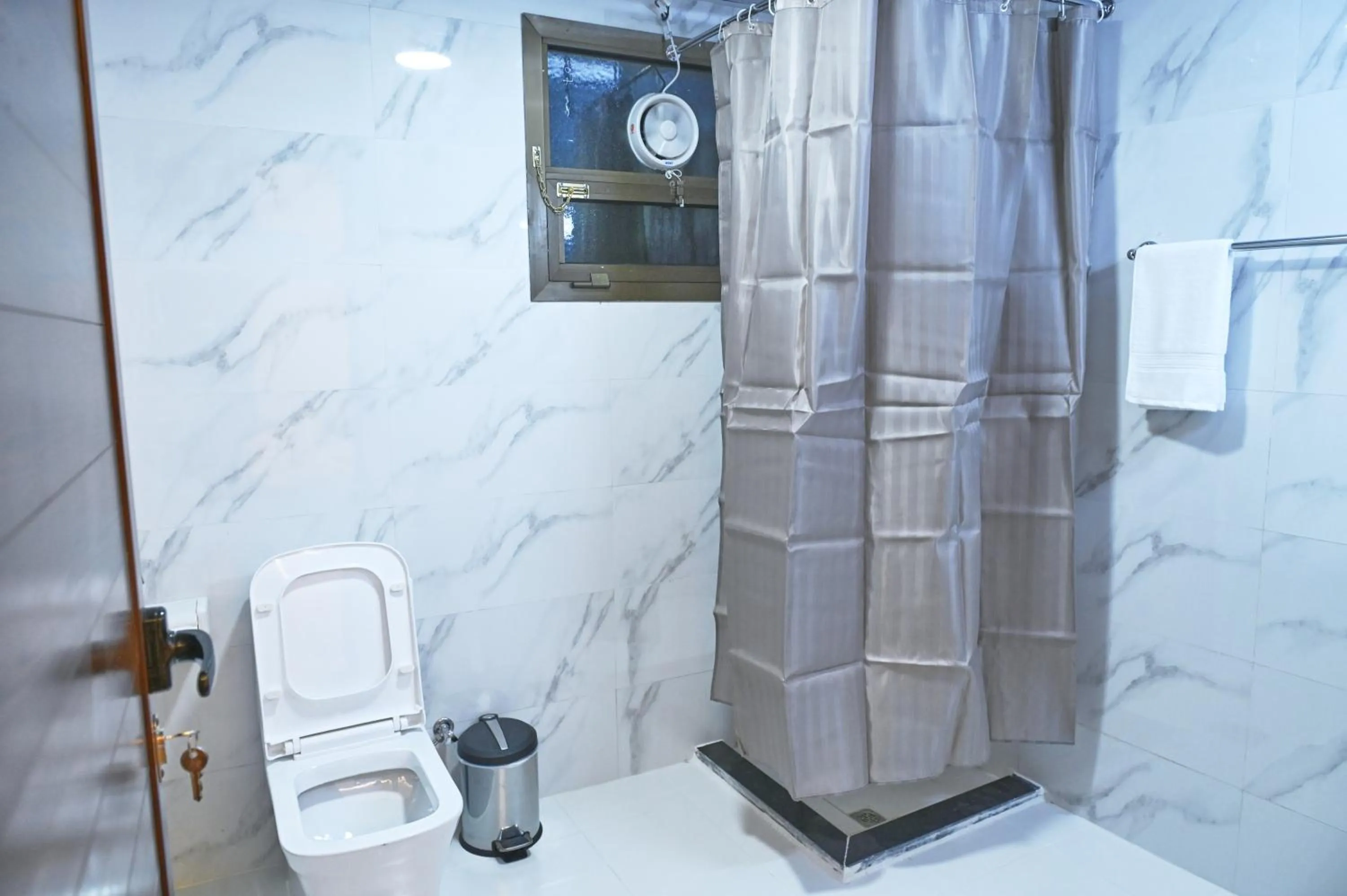 Shower in Tanha Palace Hotel