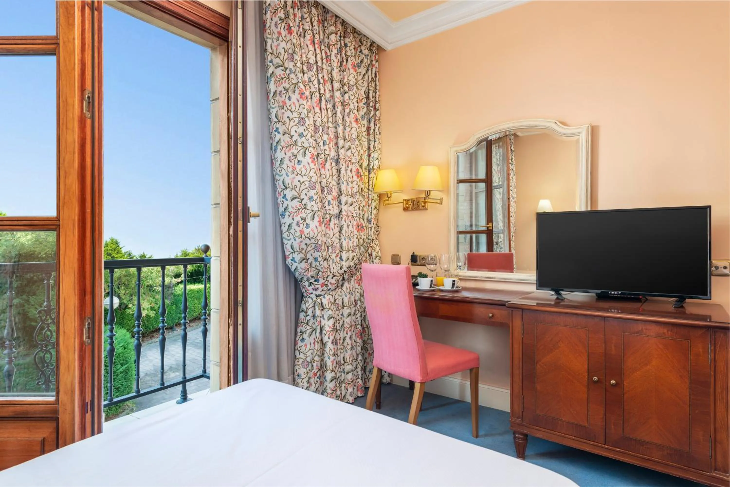 Photo of the whole room, Bed in Hospedium Hotel Sky Blu Sondika