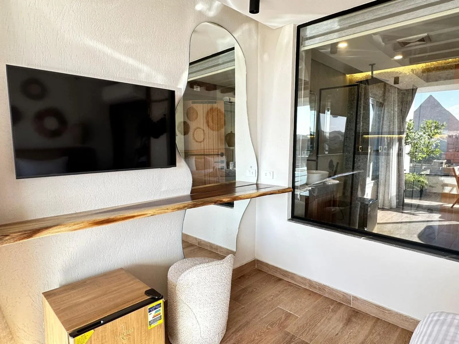 Communal lounge/ TV room in Galaxy Pyramids View INN