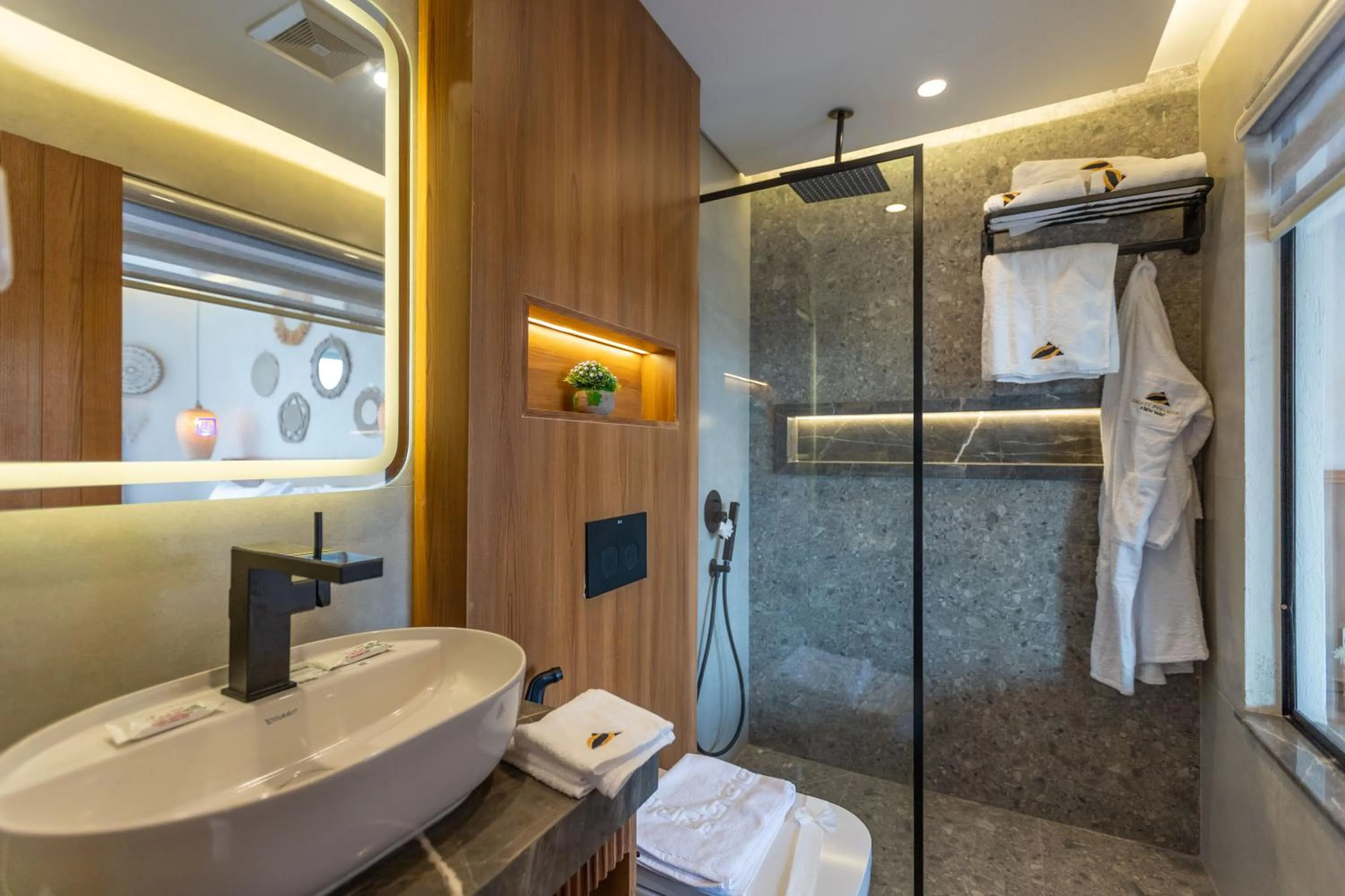 Shower in Galaxy Pyramids View INN