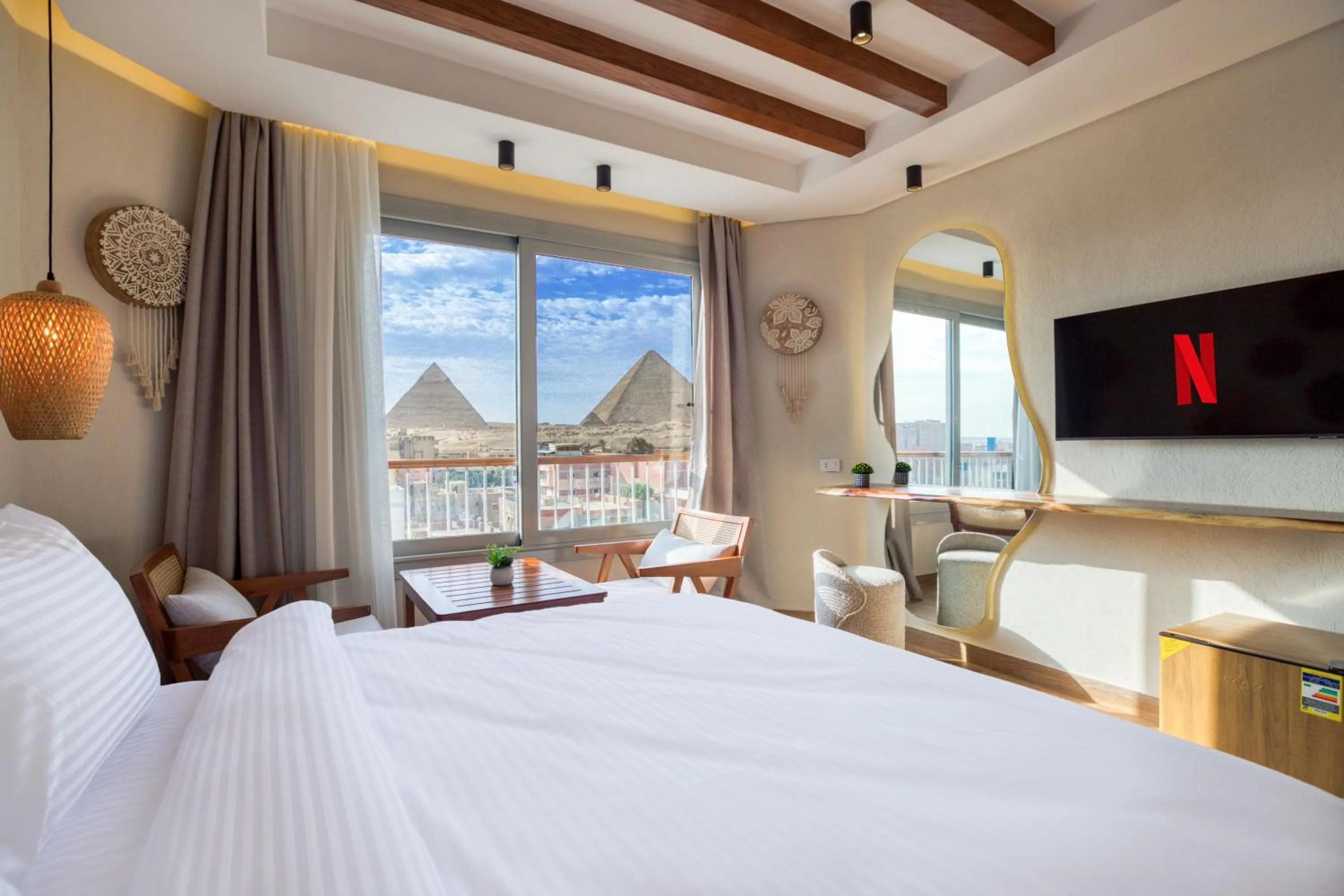 Communal lounge/ TV room, Bed in Galaxy Pyramids View INN