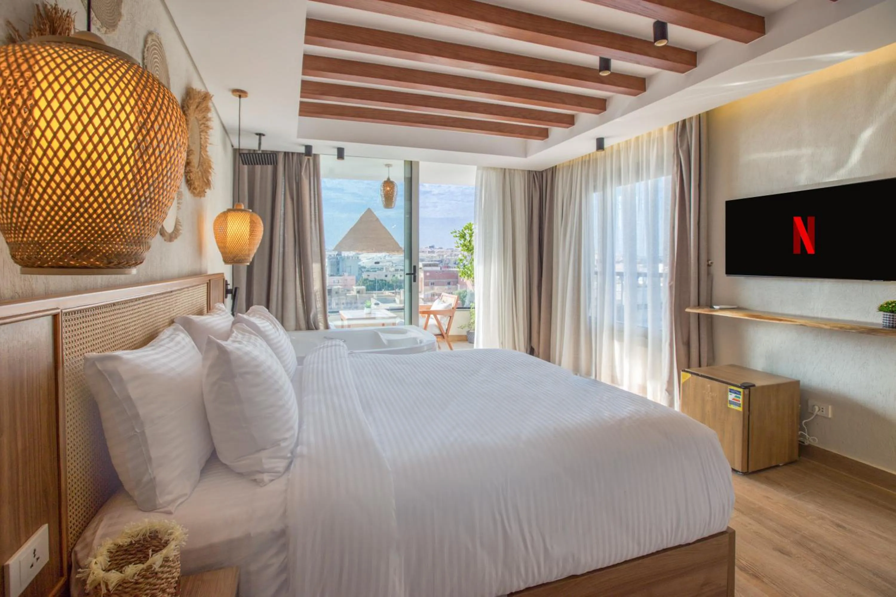 Communal lounge/ TV room, Bed in Galaxy Pyramids View INN