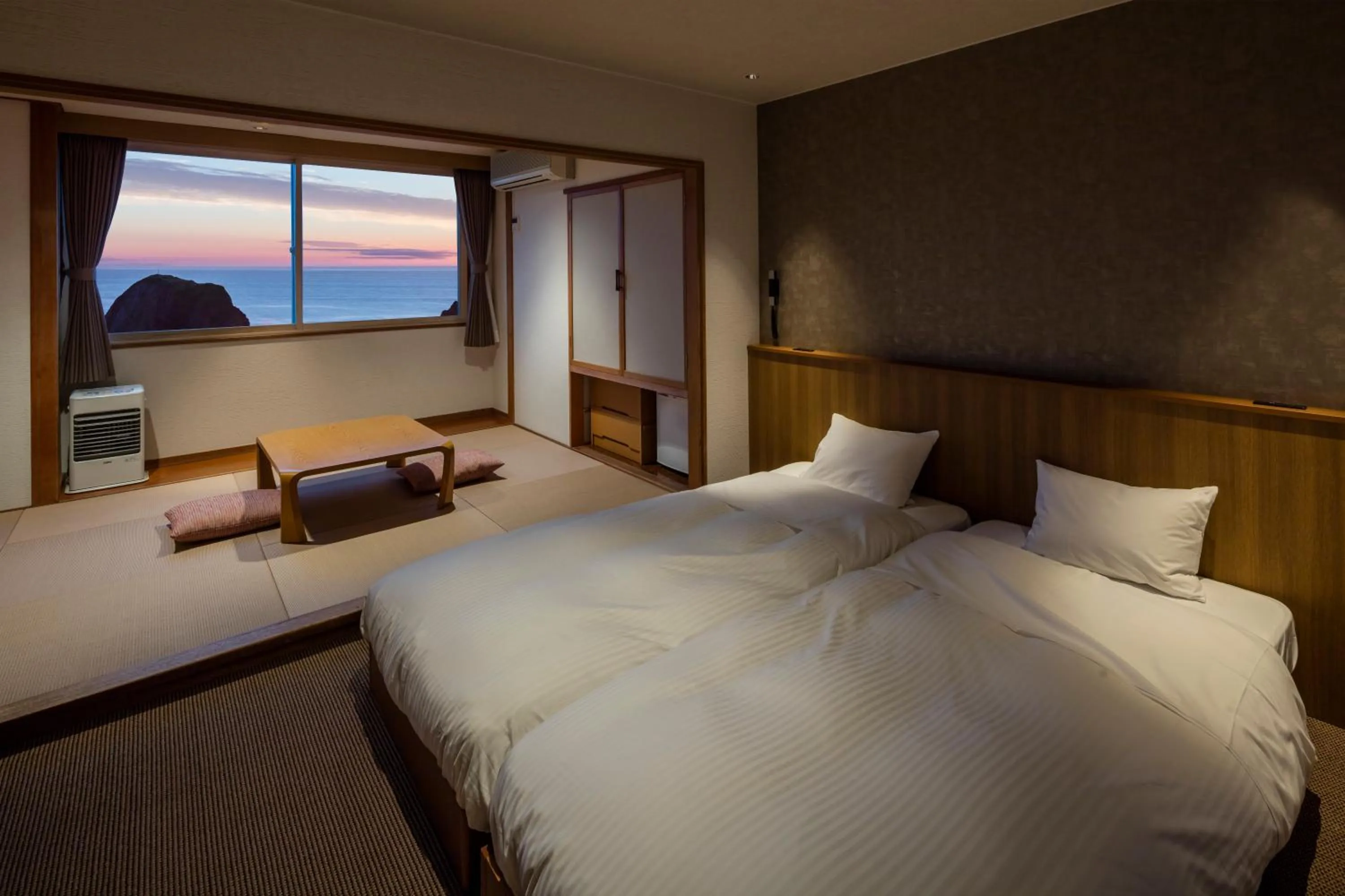 Photo of the whole room, Bed in Shiretoko Yuhi No Ataruie Onsen Hostel