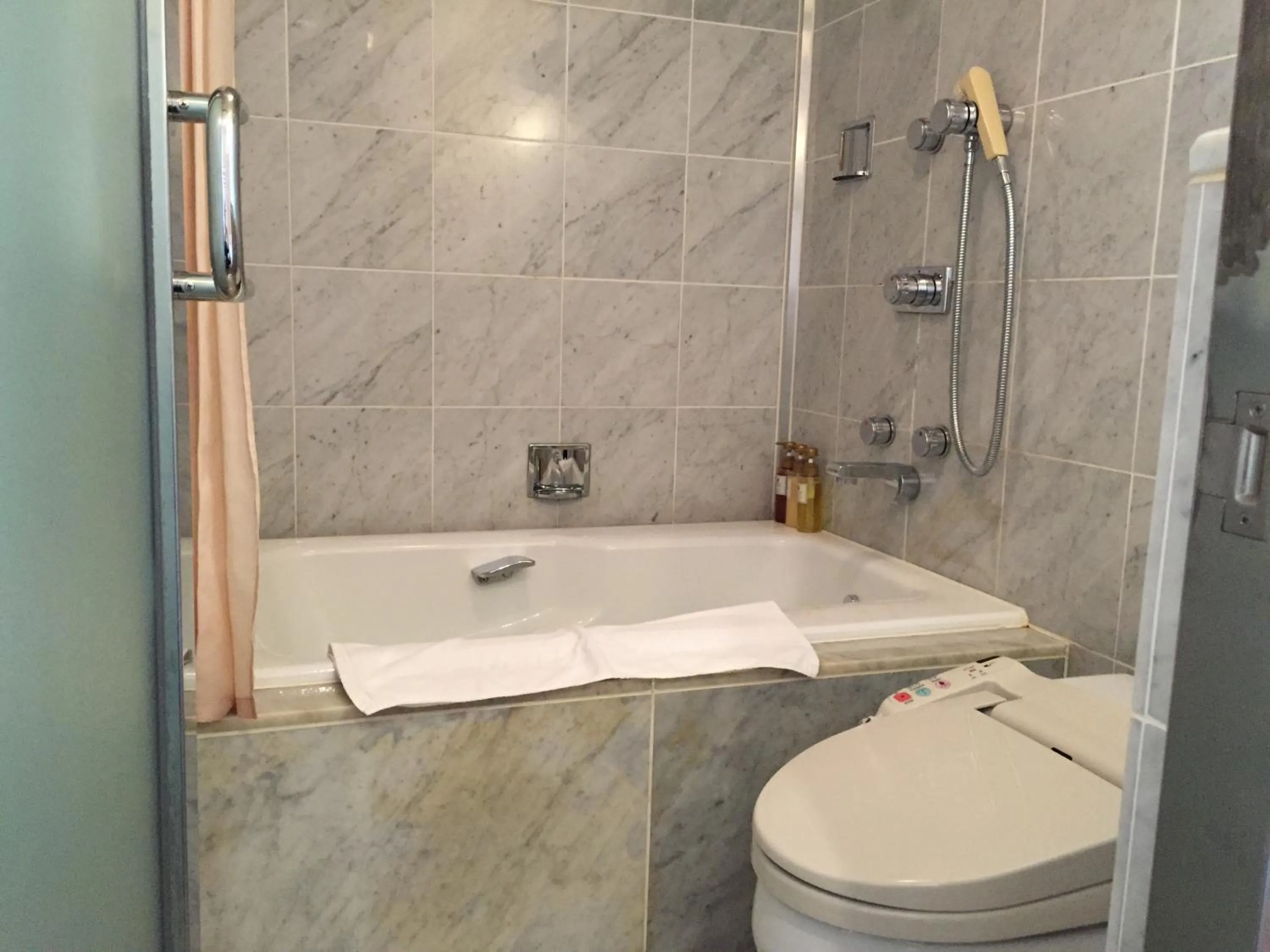 Bathroom in Hotel New Omi