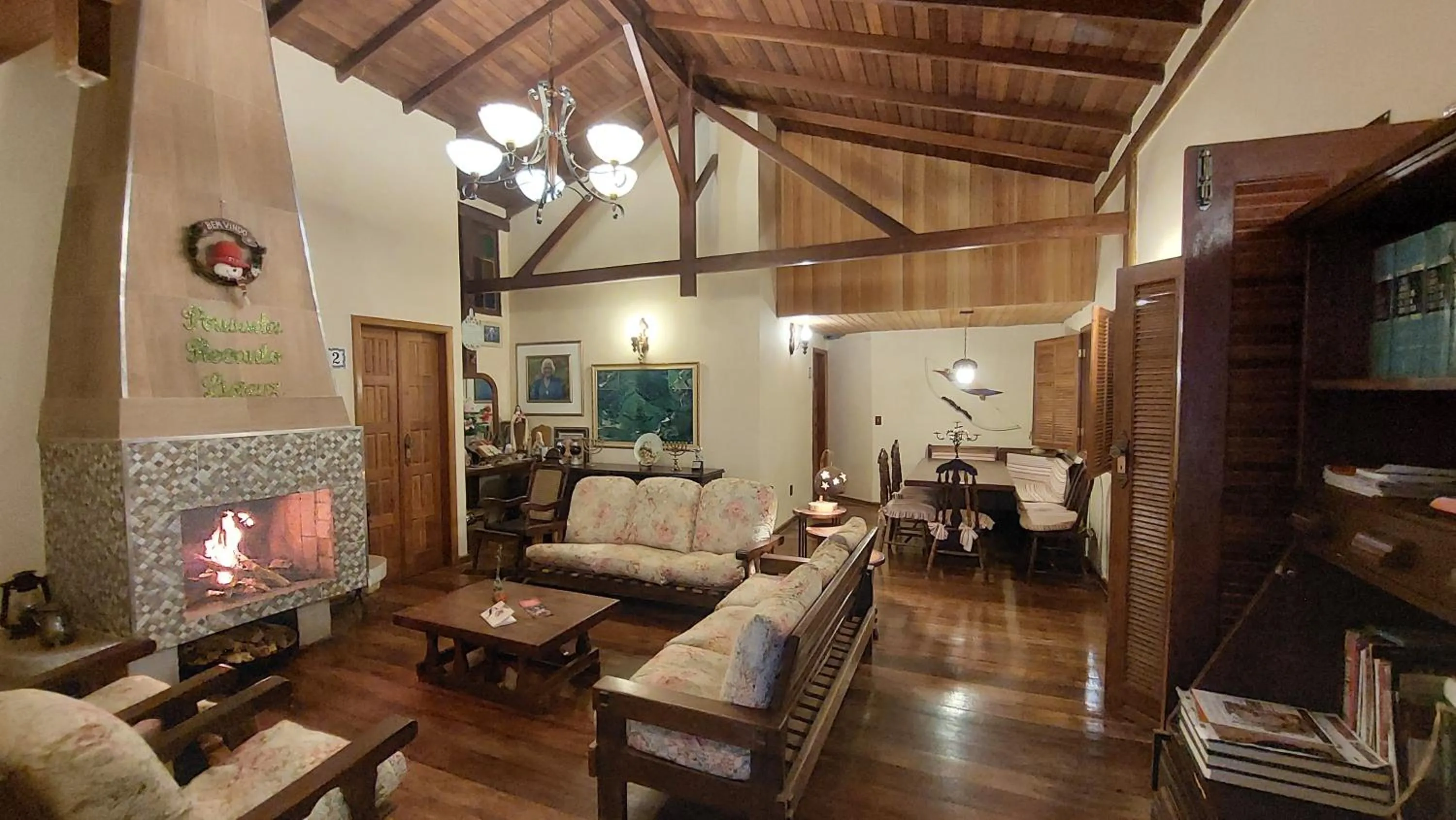 Communal lounge/ TV room in Pousada Lisieux