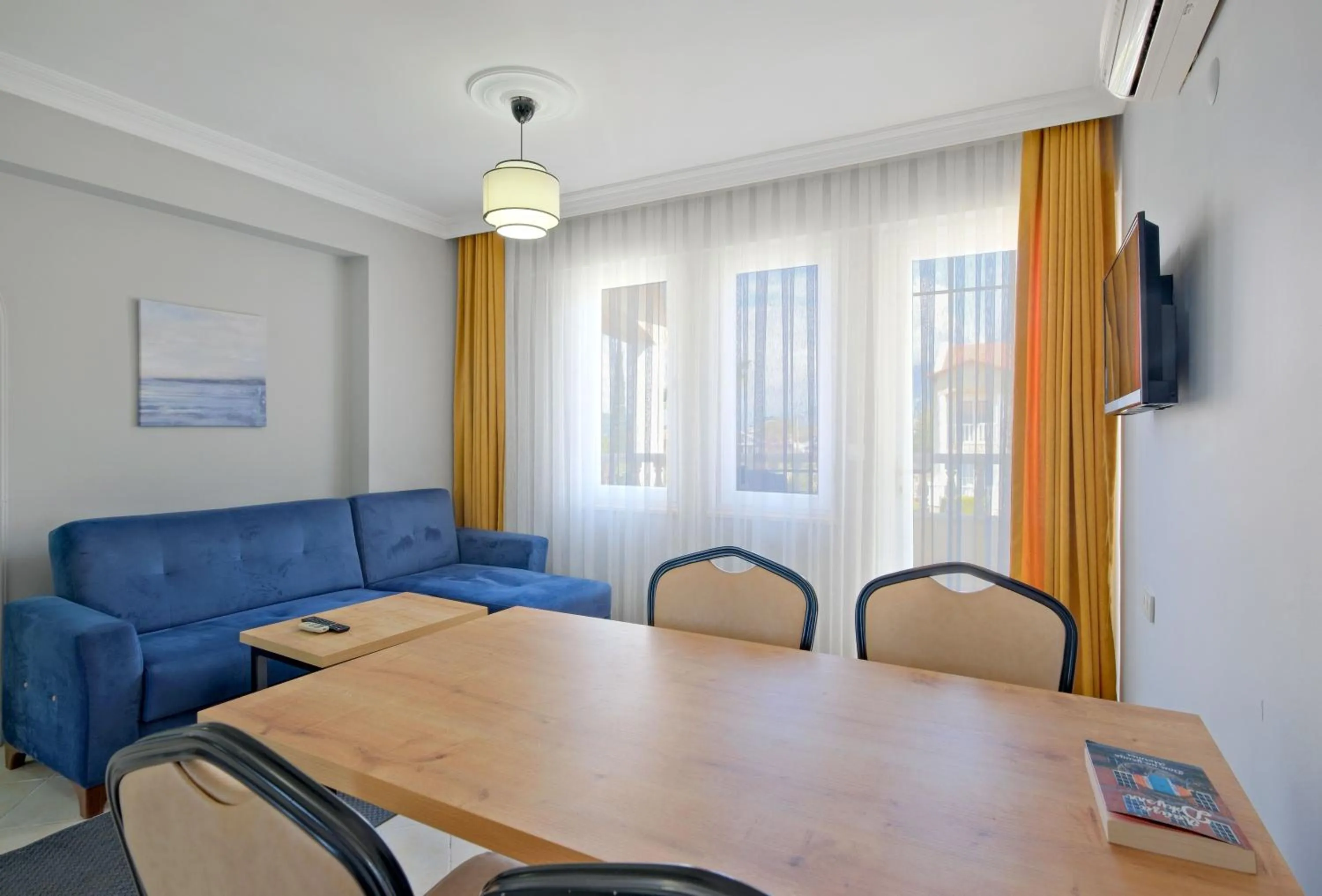 Communal lounge/ TV room in Gold Lion Apart Hotel