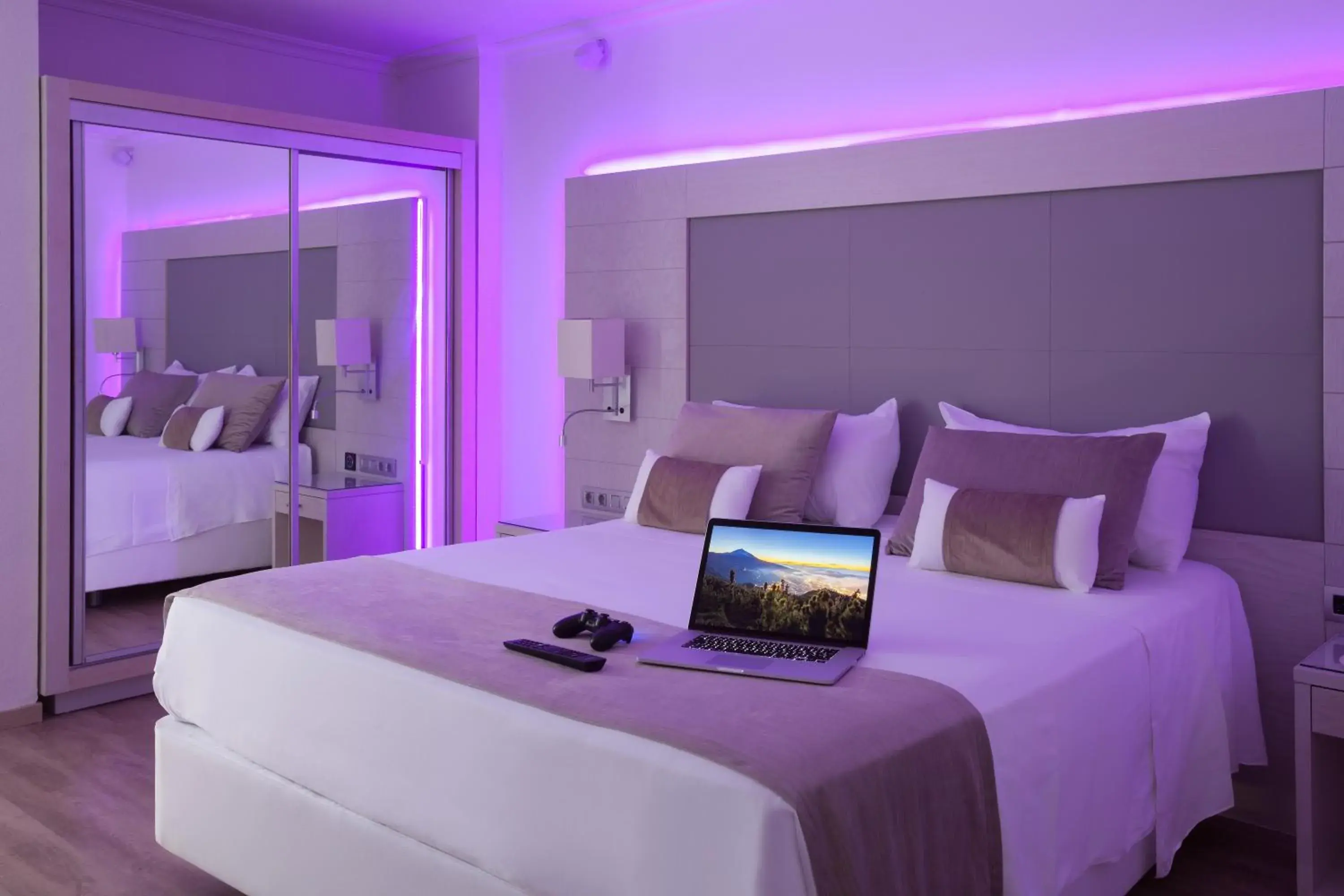 Bedroom, Bed in Tigotan Lovers & Friends Playa de las Americas - Adults Only (+18) Bedroom, Bed in Tigotan Lovers & Friends Playa de las Americas - Adults Only (+18)