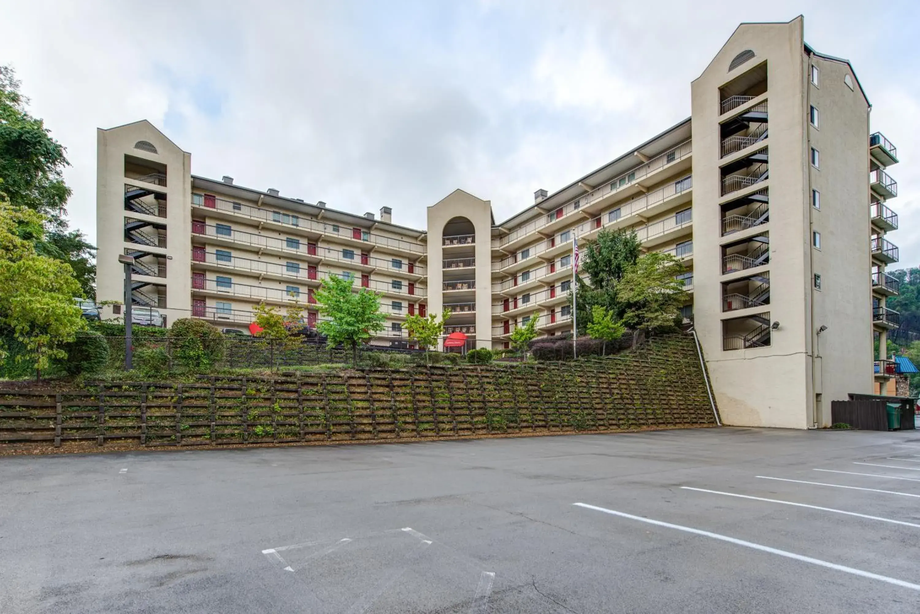 Property building in Gatlinburg Chateau Rentals Property building in Gatlinburg Chateau Rentals