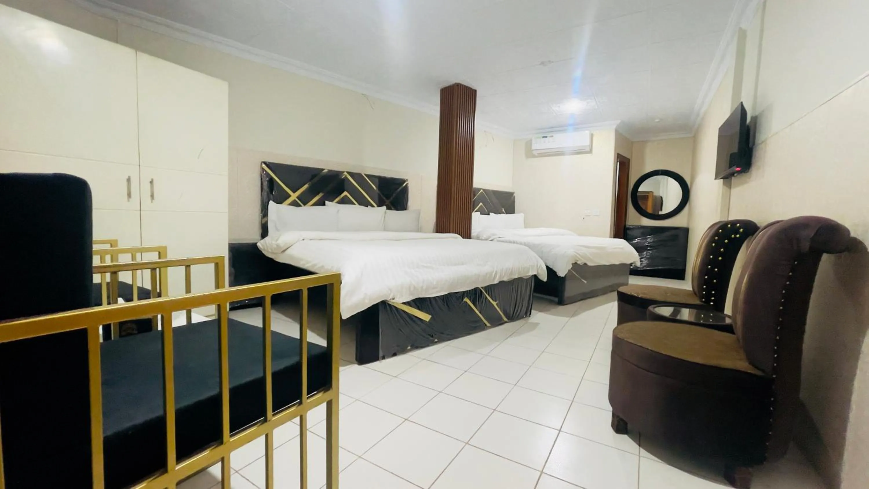 Luxury Quadruple Room in Hotel New Mid City Multan