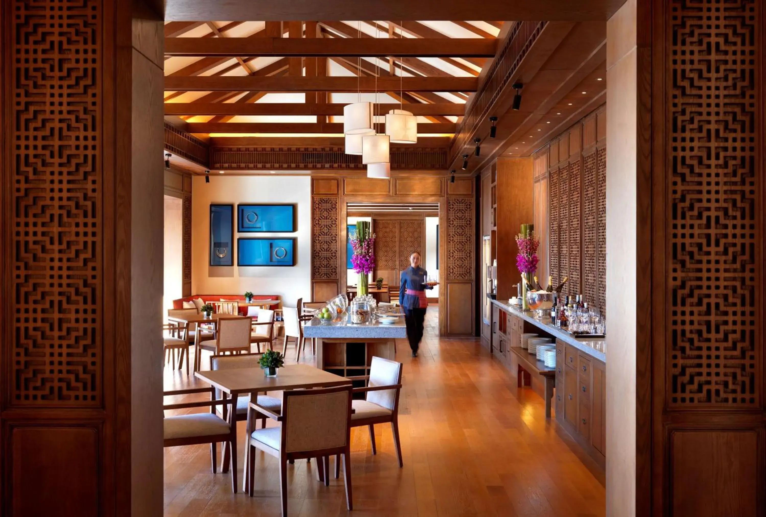 Lounge or bar in Jinmao Purelax Lijiang, The Unbound Collection By HYATT Lounge or bar in Jinmao Purelax Lijiang, The Unbound Collection By HYATT