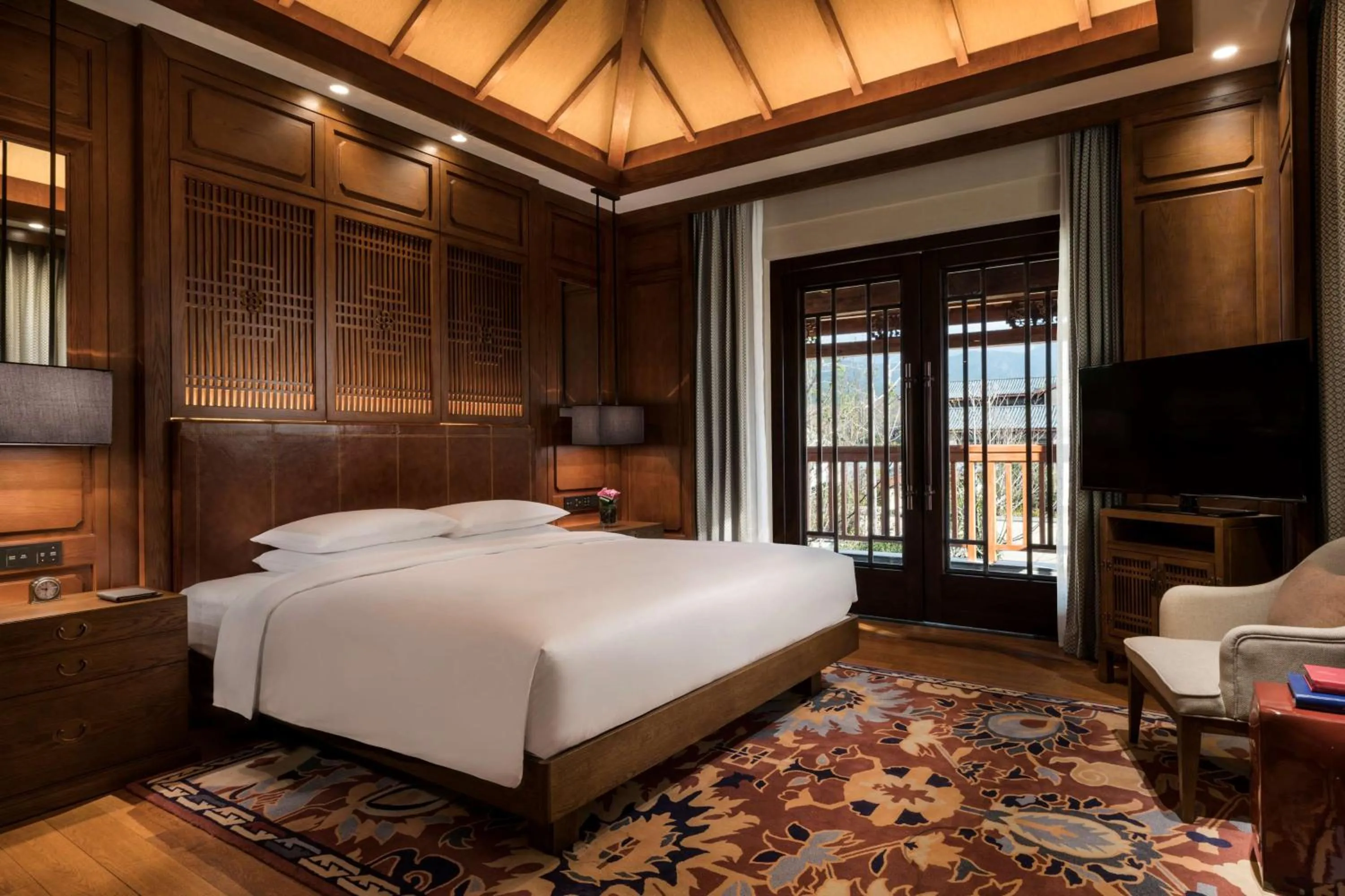 Photo of the whole room, Bed in Jinmao Purelax Lijiang, The Unbound Collection By HYATT