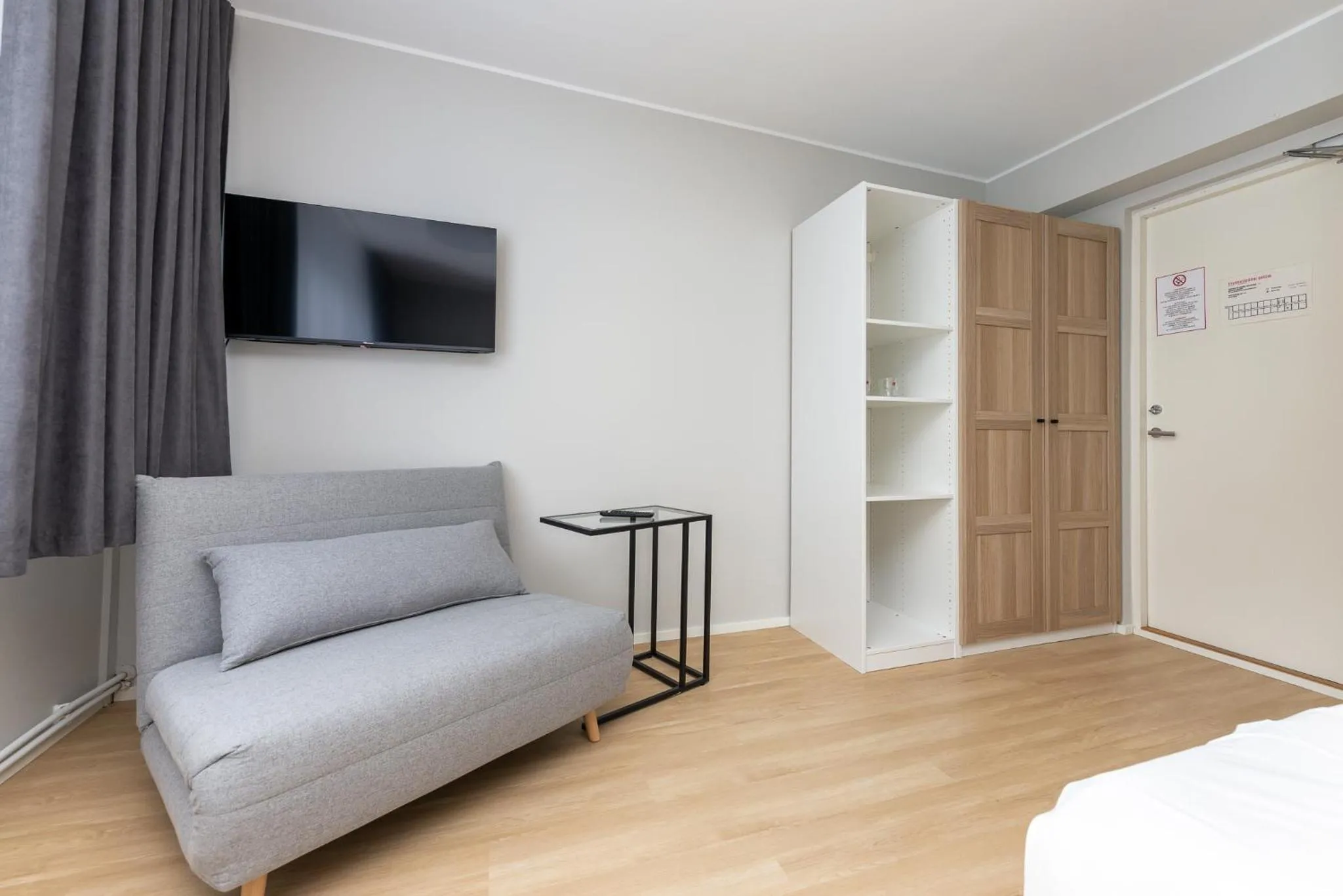 Seating area, Bed in Reldor Motell