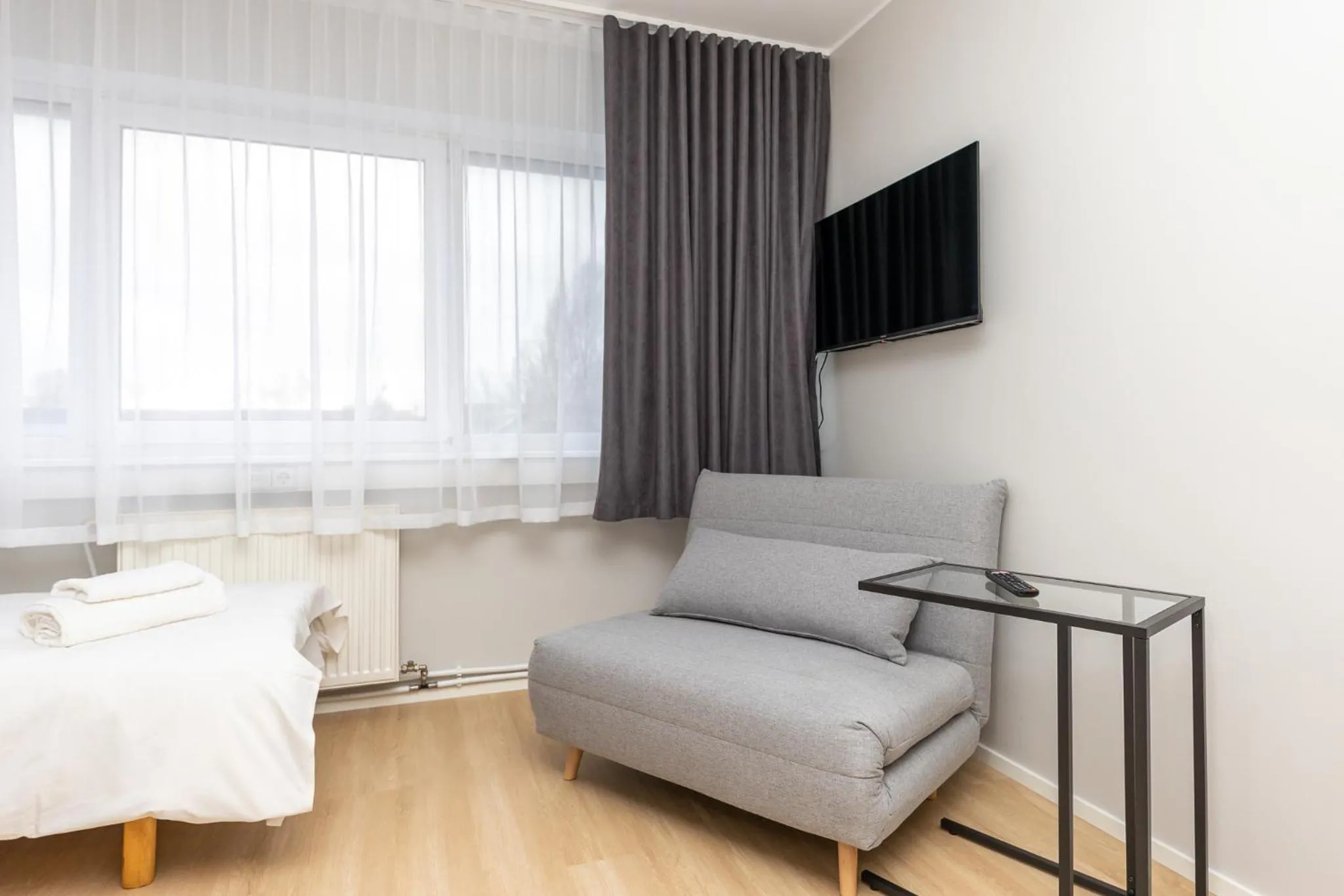 Seating area, Bed in Reldor Motell