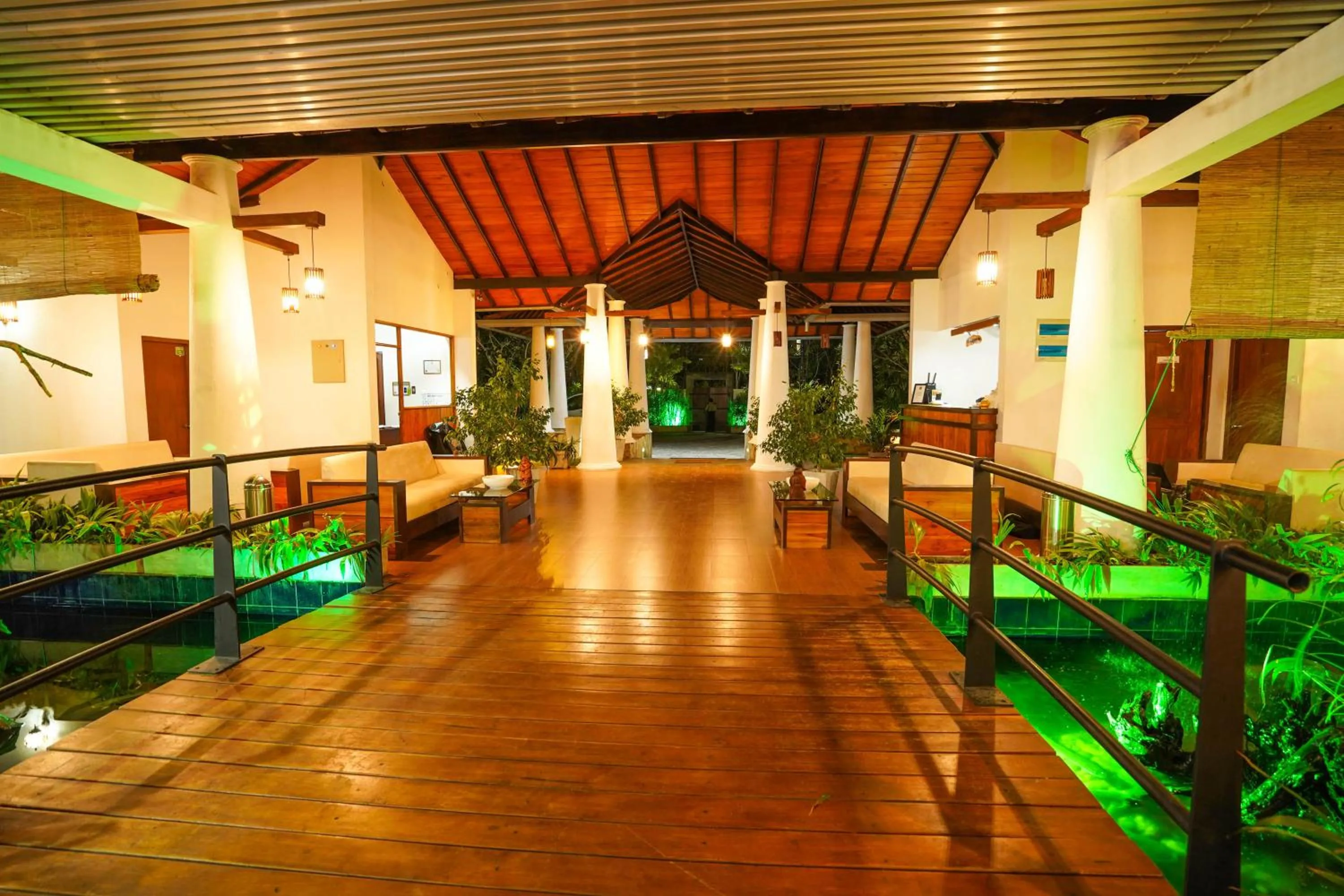 Restaurant/places to eat in Hotel Tamarind Tree