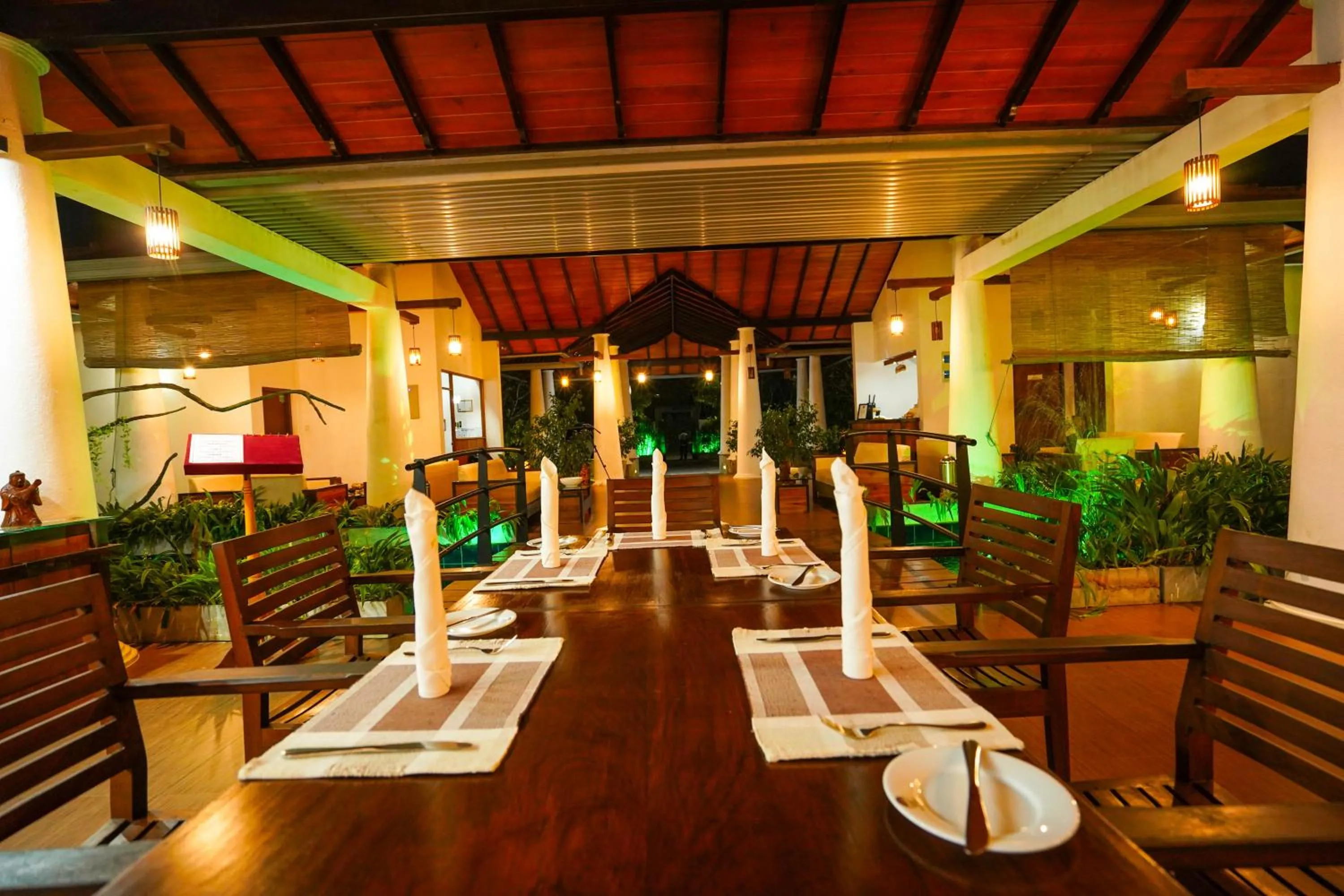 Restaurant/places to eat in Hotel Tamarind Tree