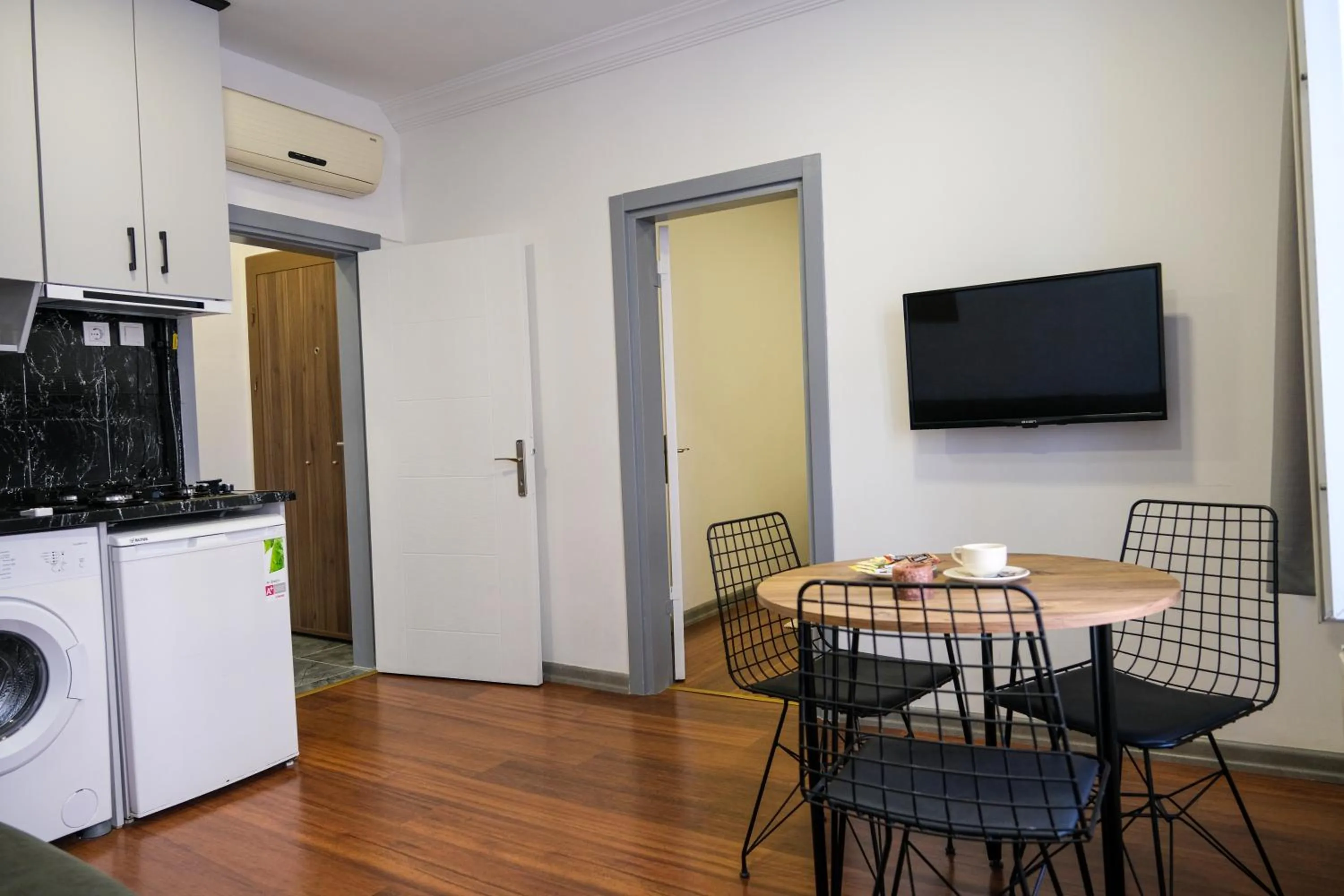Communal lounge/ TV room in Taksim Neo Pera Suites