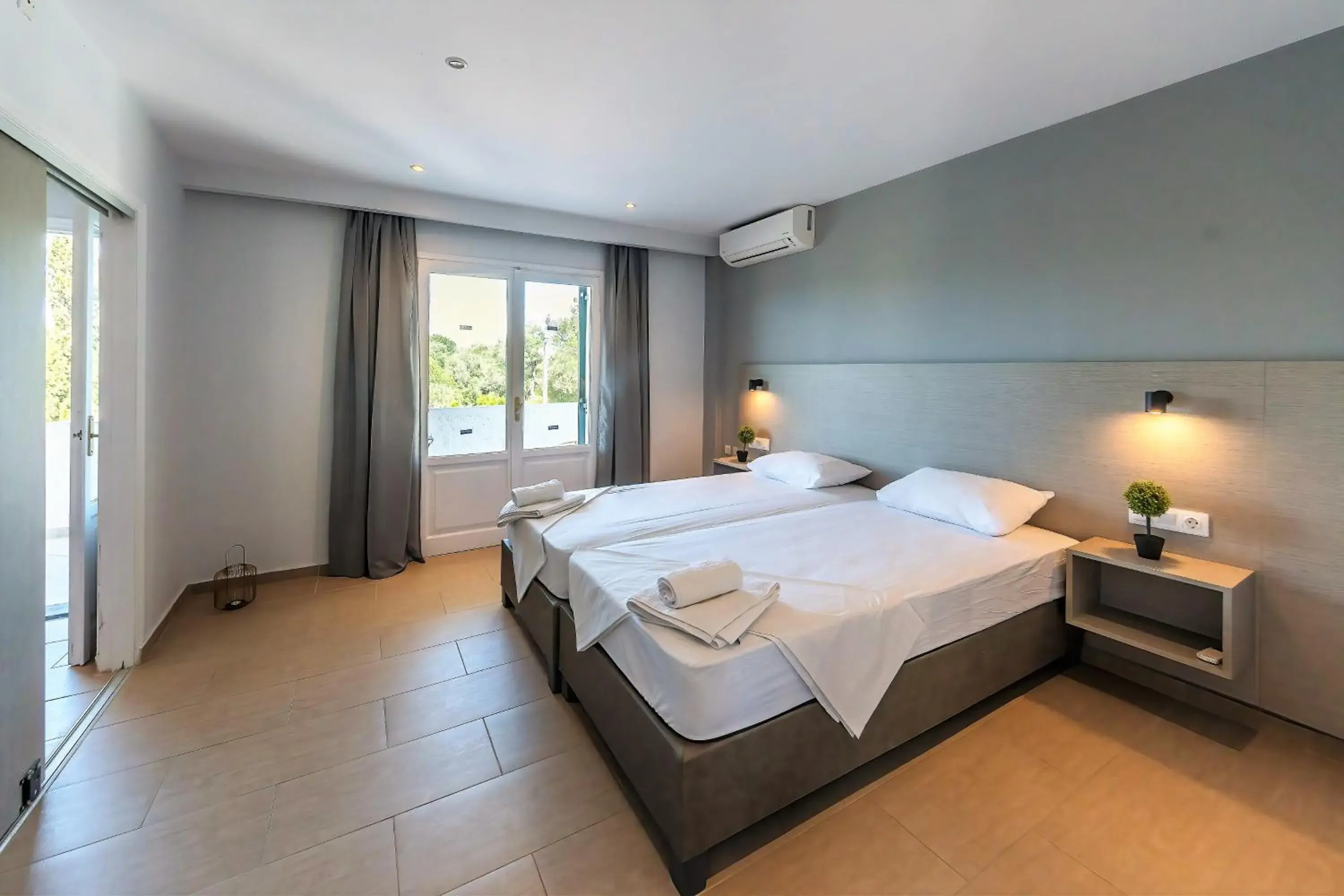 Quadruple Room with Balcony in Nikos Villas - Poolside Getaways in Kavos, Corfu Quadruple Room with Balcony in Nikos Villas - Poolside Getaways in Kavos, Corfu