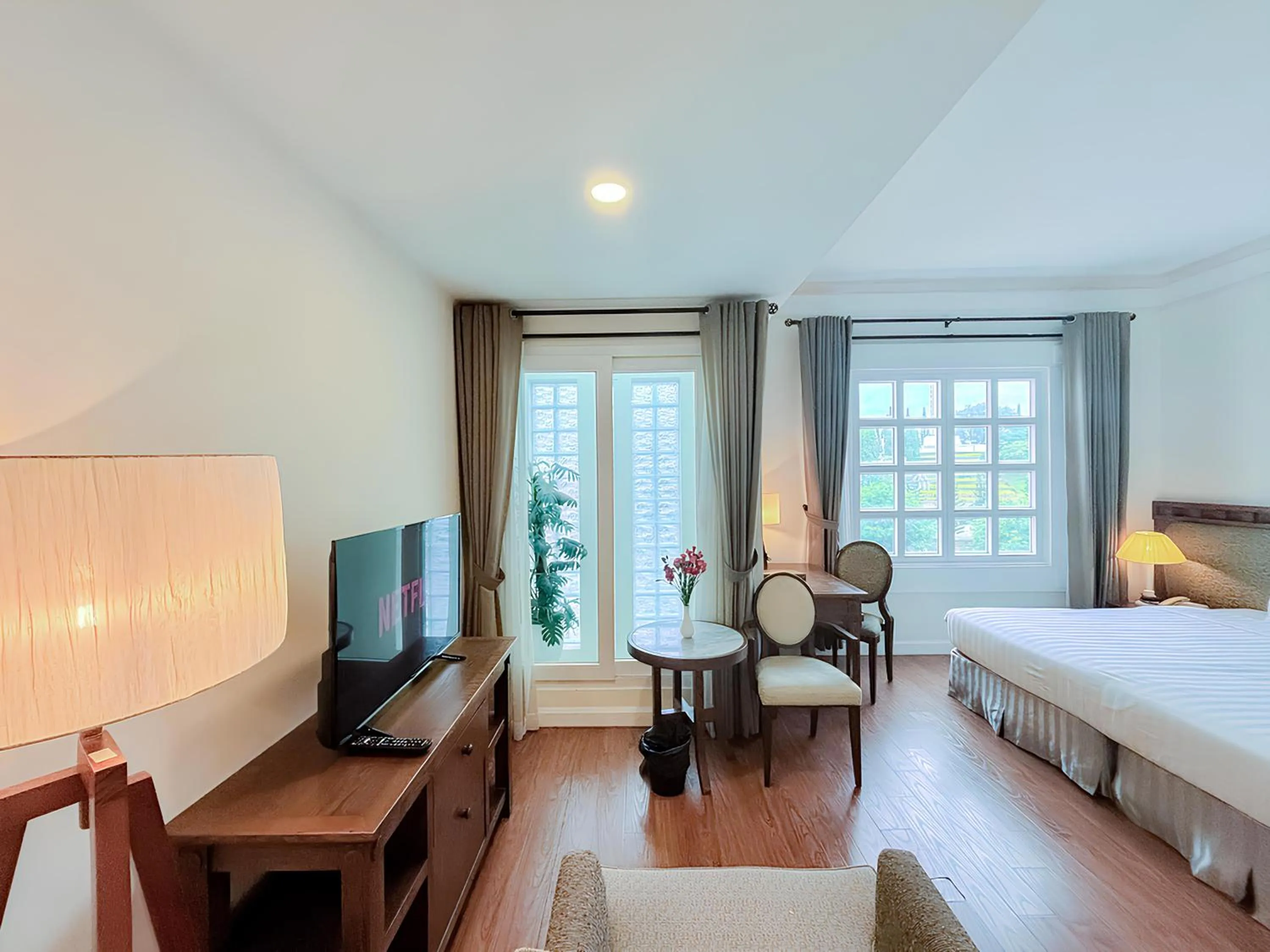 Living room, Bed in Phoenix Hotel Vung Tau