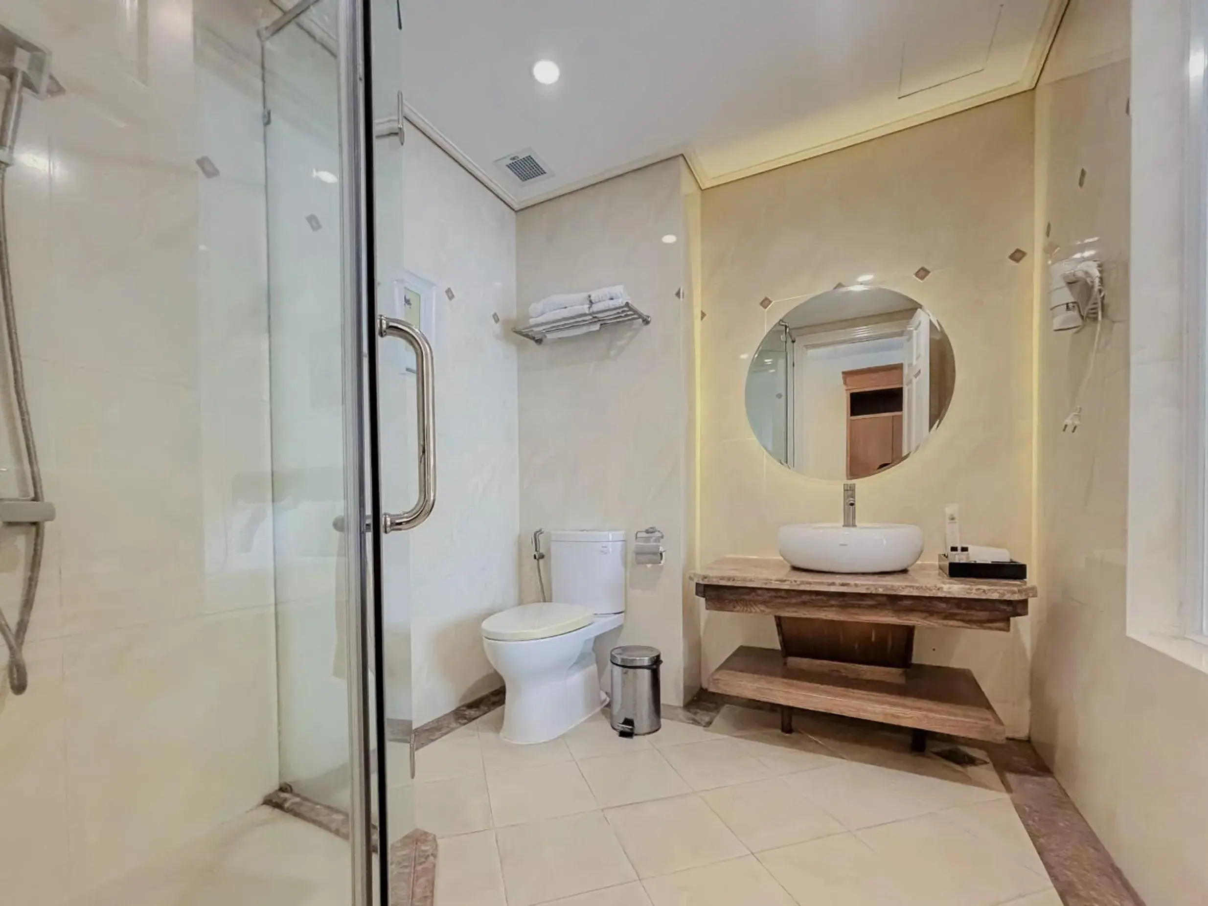 Deluxe Double Room in Phoenix Hotel Vung Tau Deluxe Double Room in Phoenix Hotel Vung Tau